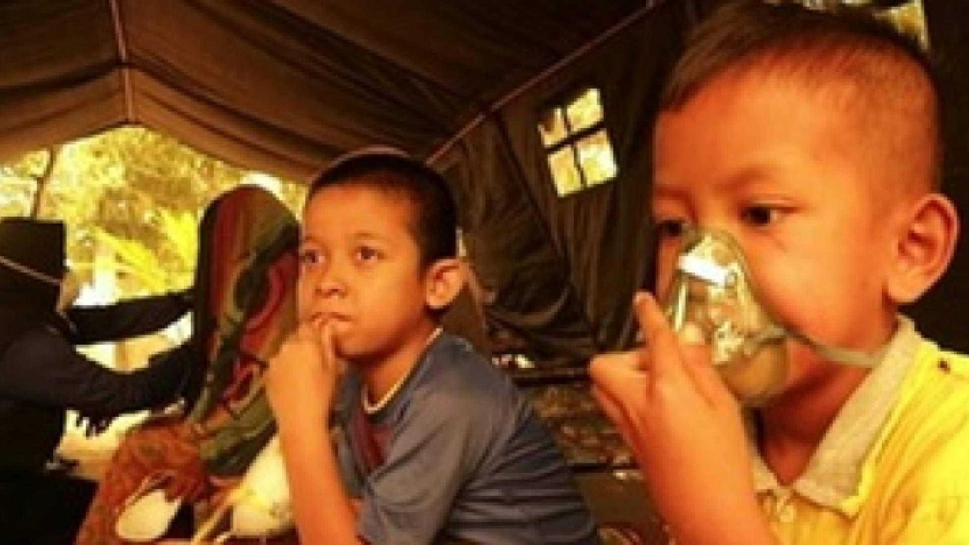 أطفال اندونيسيون يحصلون على جرعات من الأوكسيجين في خيمة لمتطوعي الصليب الأحمر