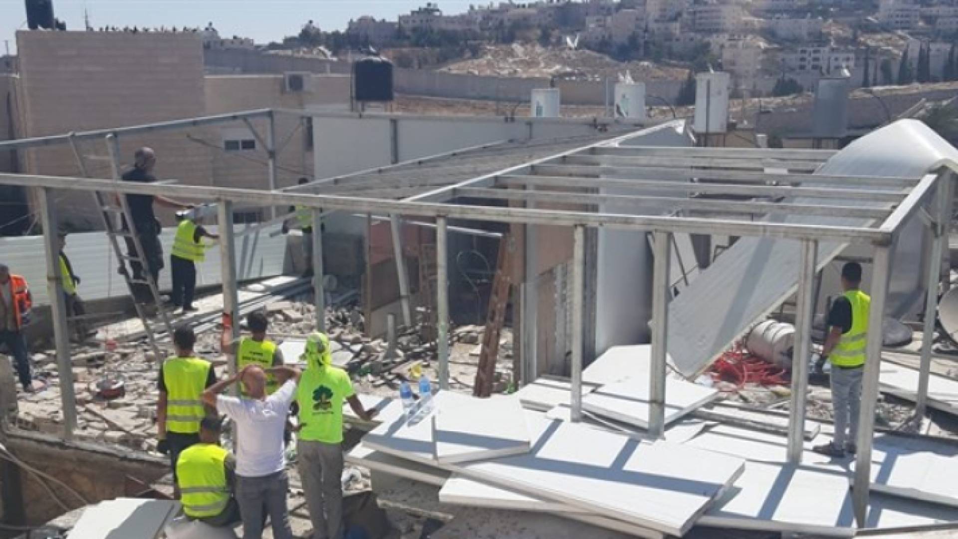 الاحتلال يهدم منزلا سكنيا ويعتدي على ساكنيه في القدس