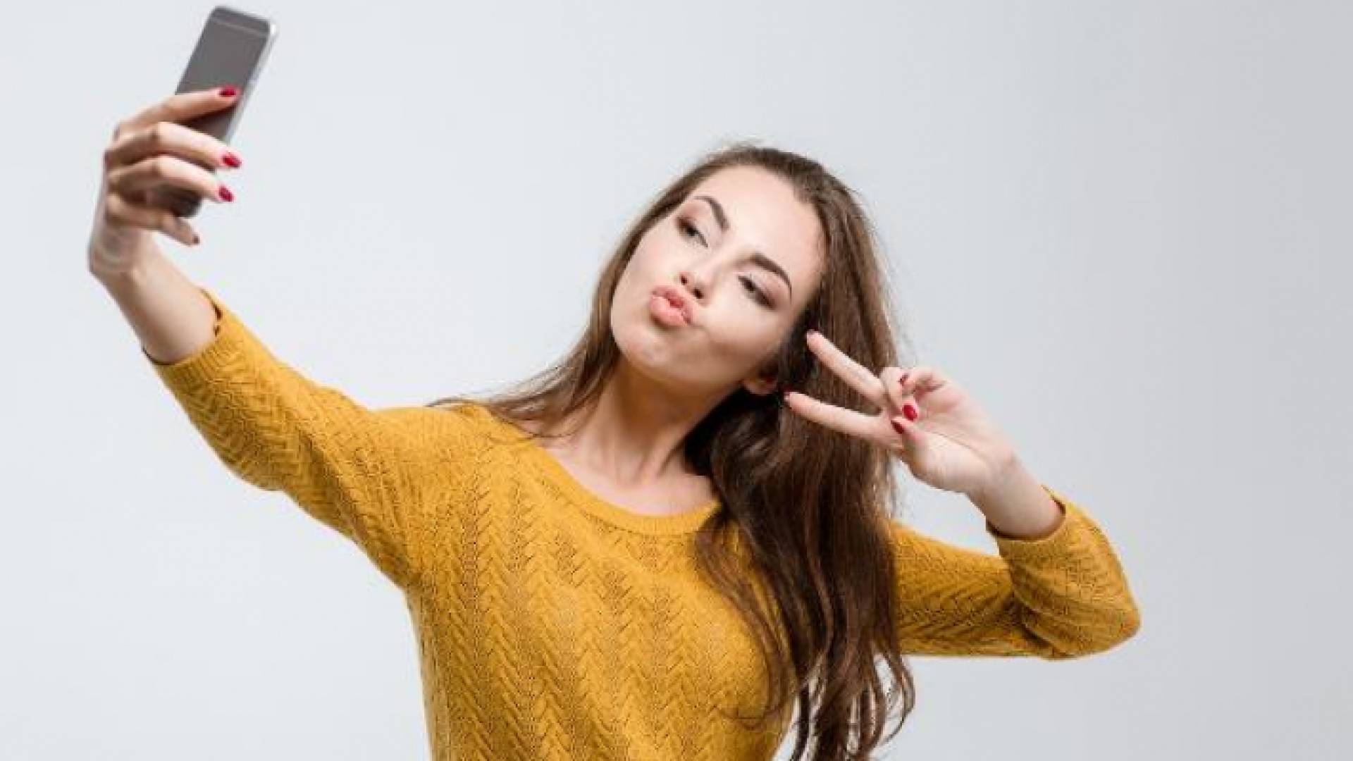 التقاط صور السيلفي يؤدي إلى حالتين نفسيتين متناقضتين