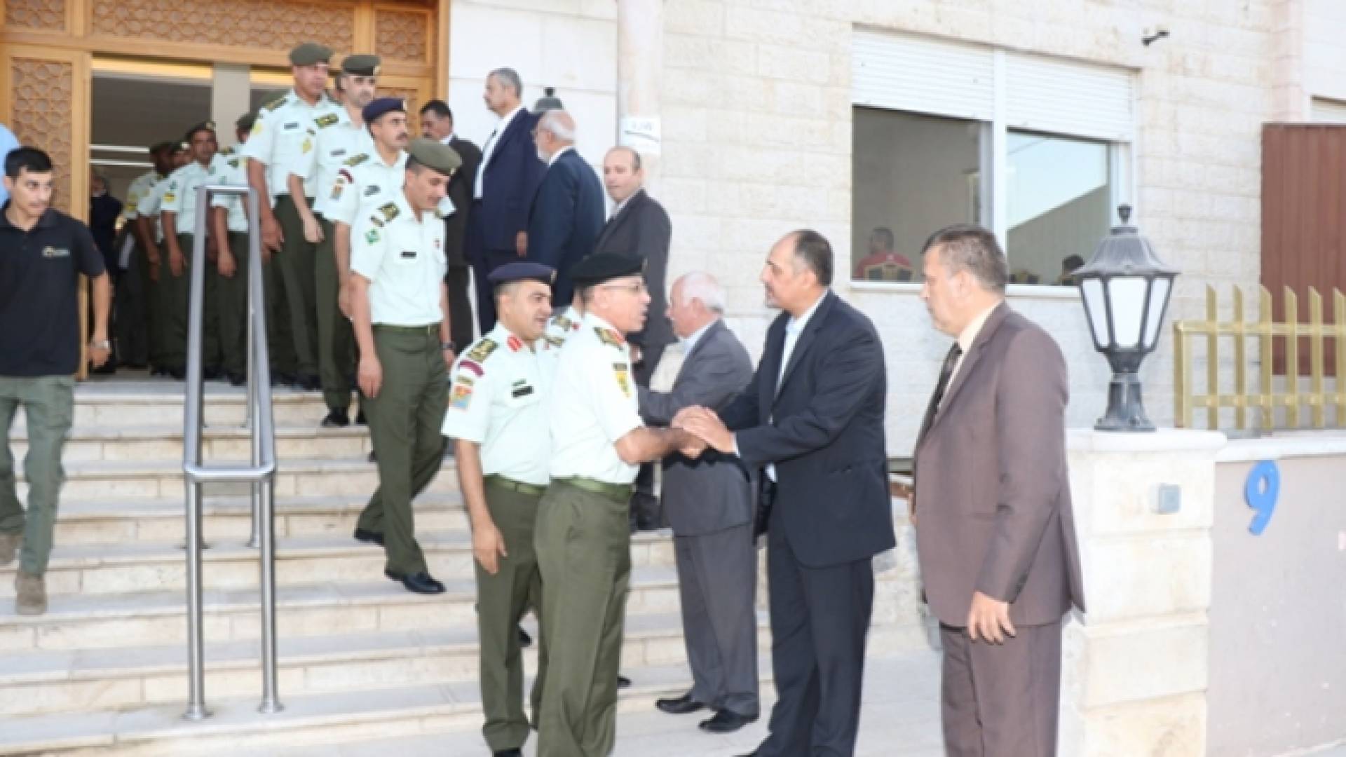 الجيش يقدم واجب العزاء بأحد أبطال معارك القدس