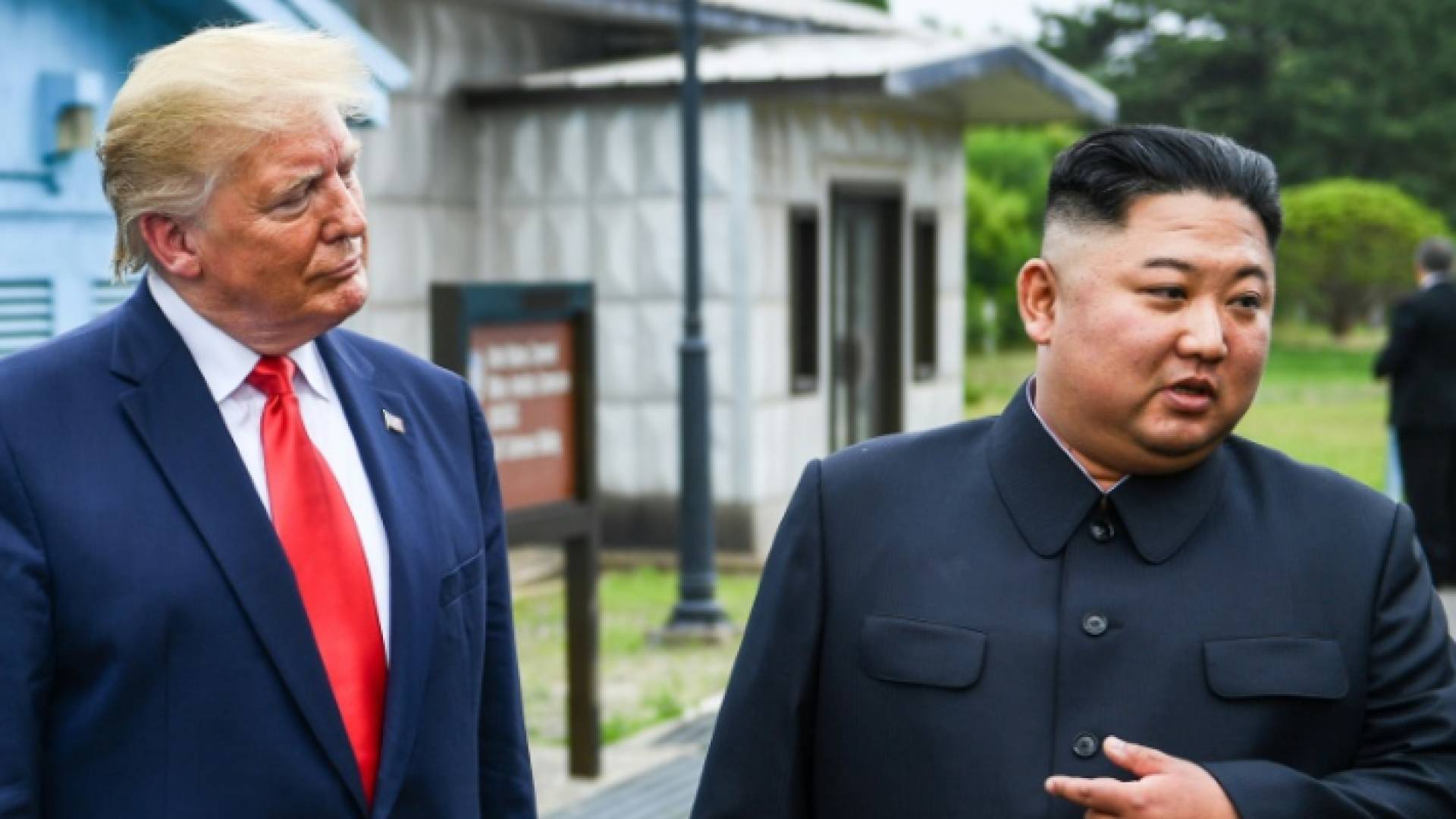 الرئيس الأمريكي دونالد ترمب والزعيم الكوري الشمالي كيم جونغ اون