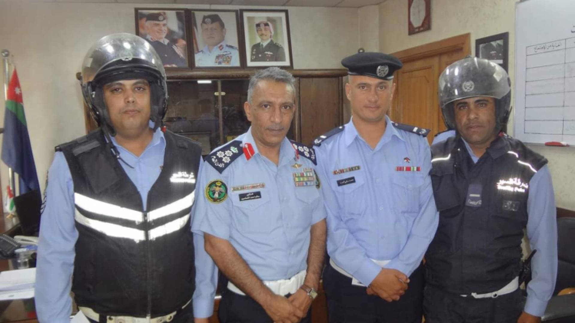 تكريم عدد رجال الأمن العام لتميزهم في أداء واجباتهم بكل مهنية واحتراف