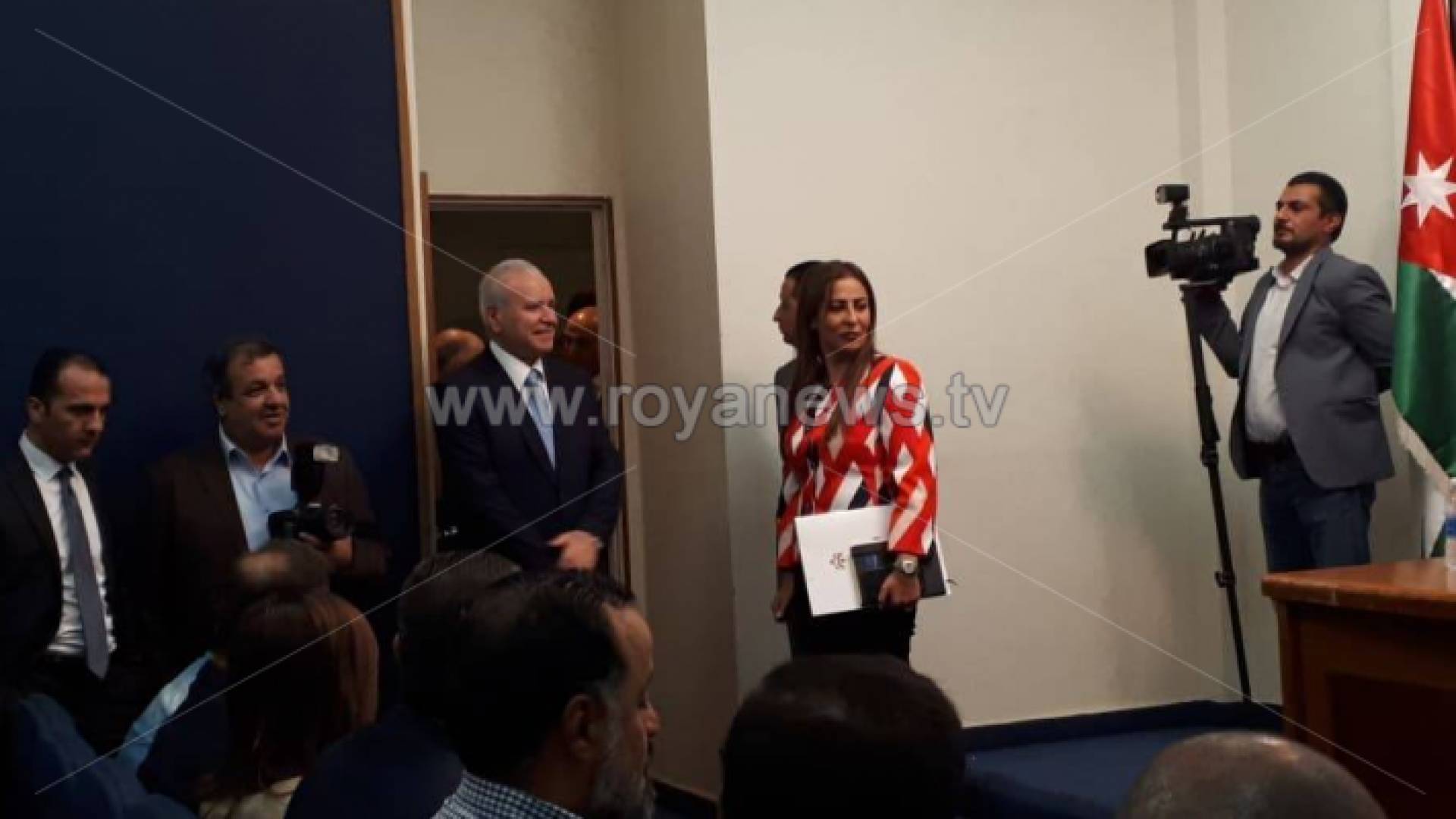 وصول غنيمات للمؤتمر الصحفي