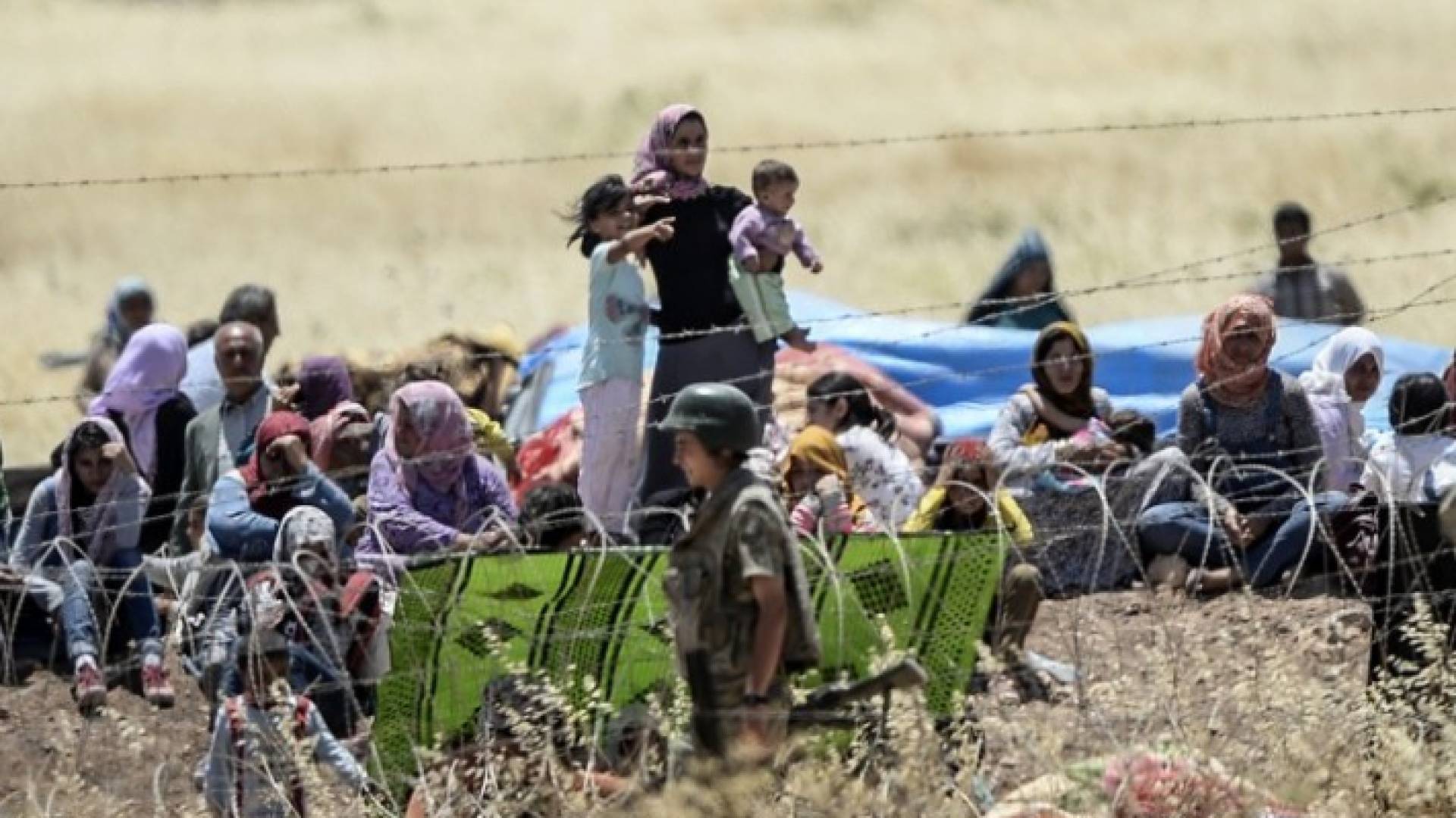 اللاجئون على الحدود التركية