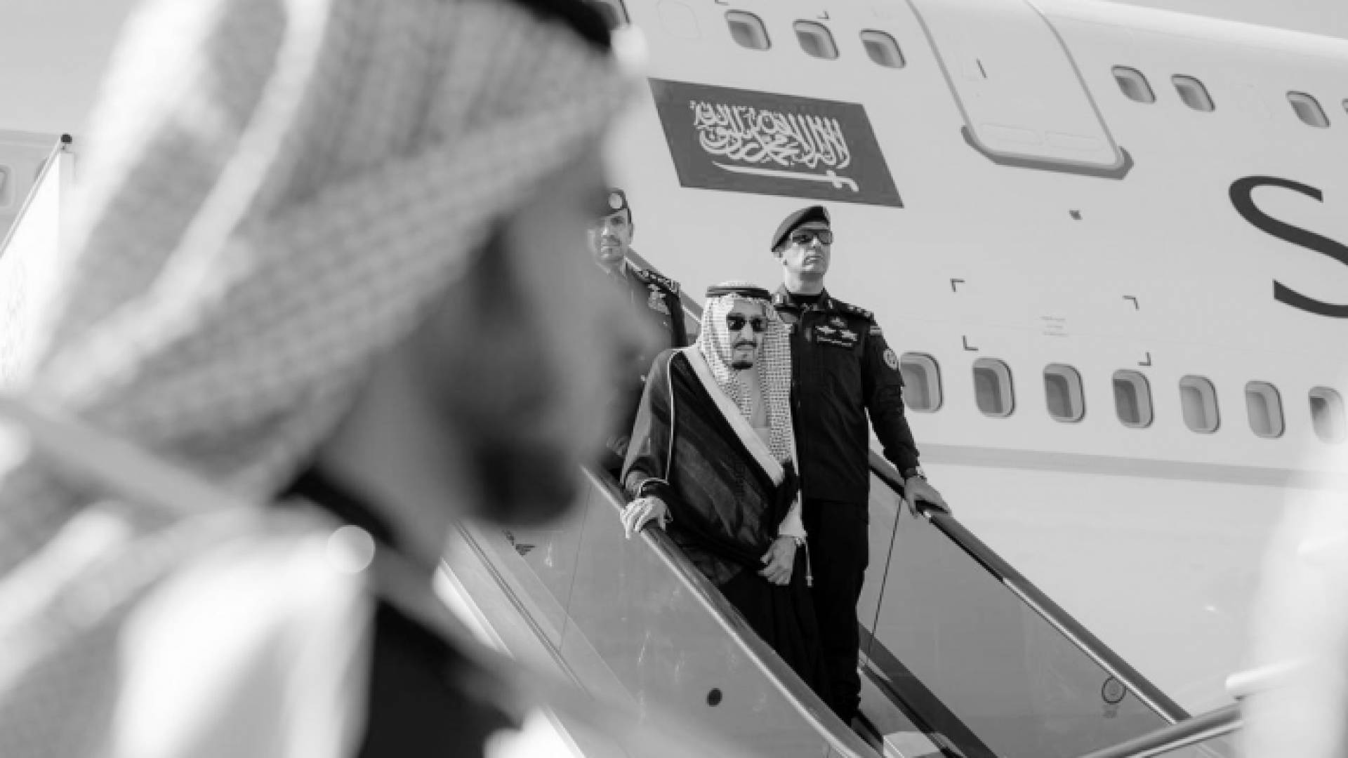 الحارس الشخصي لخادم الحرمين برفقة الملك سلمان