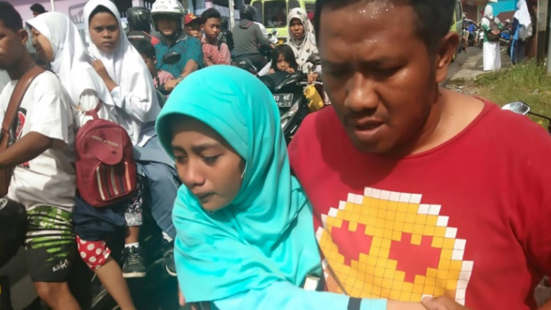 إندونيسيون في شارع في باتو مراه بعد زلزال شدته 6,5 درجات