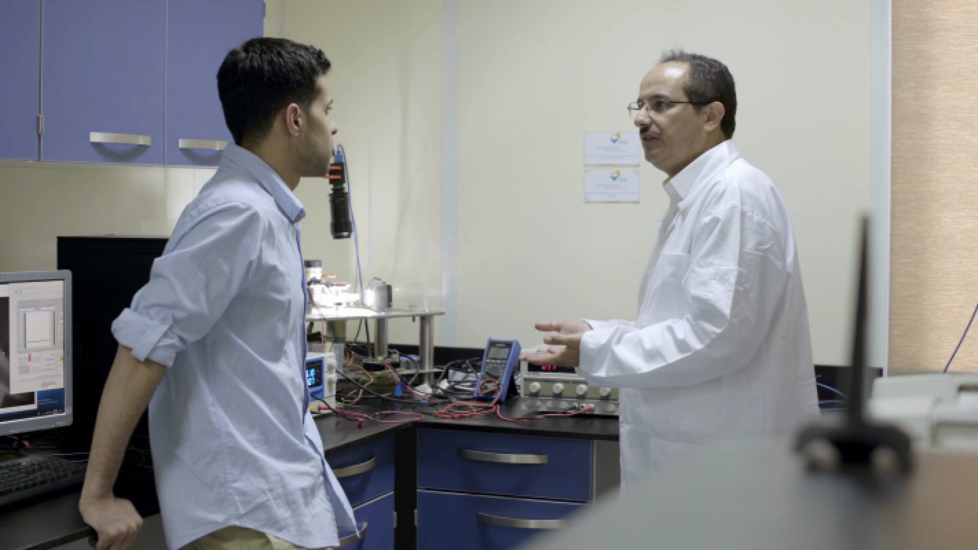 يقول الحلحولي: الأمر تعدى هجرة العقول إلى هجرة الشباب الذين لم يبدأو ا البحث