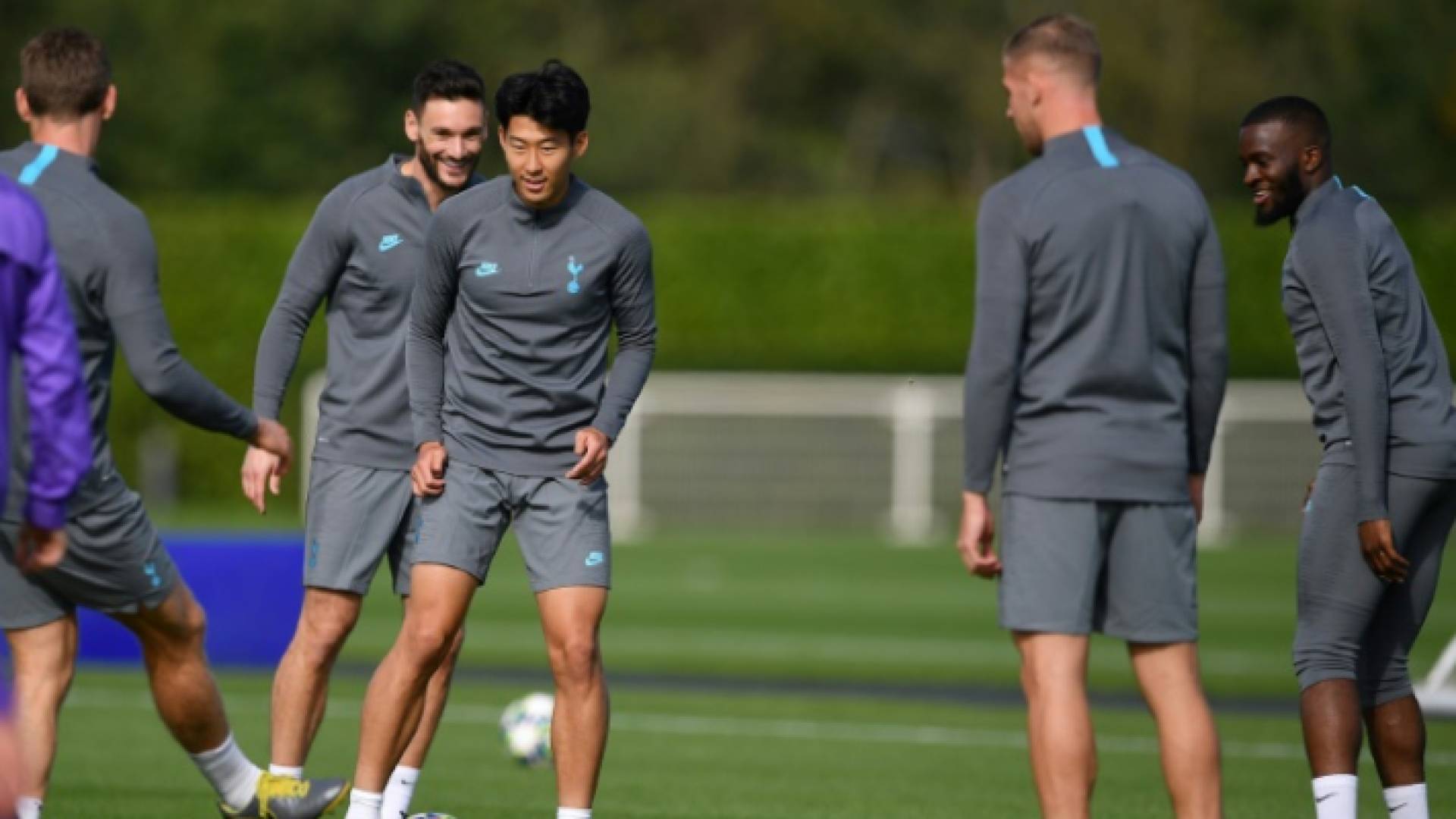 لاعبو توتنهام الإنكليزي