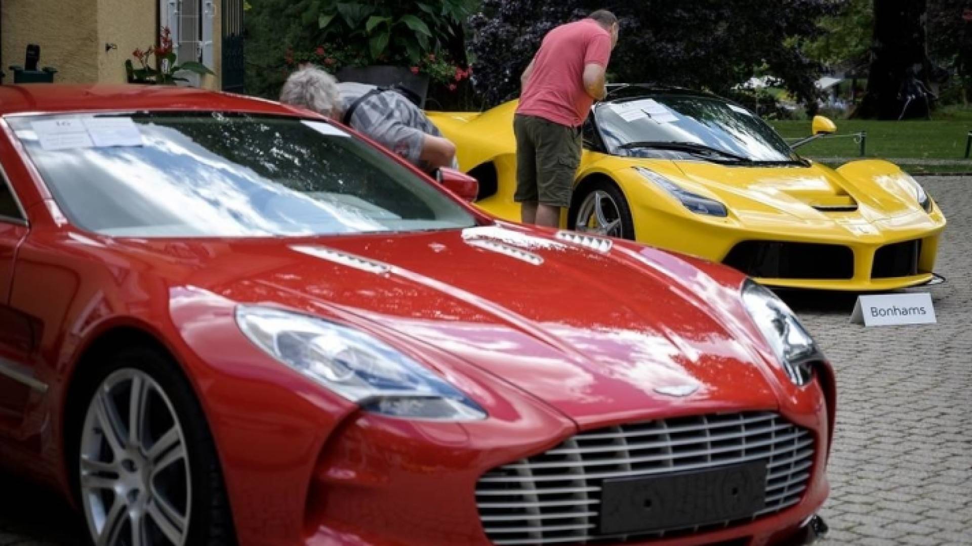 ضمت المجموعة سيارات من طراز فيراري ولامبورجيني وبنتلي ورولز رويس