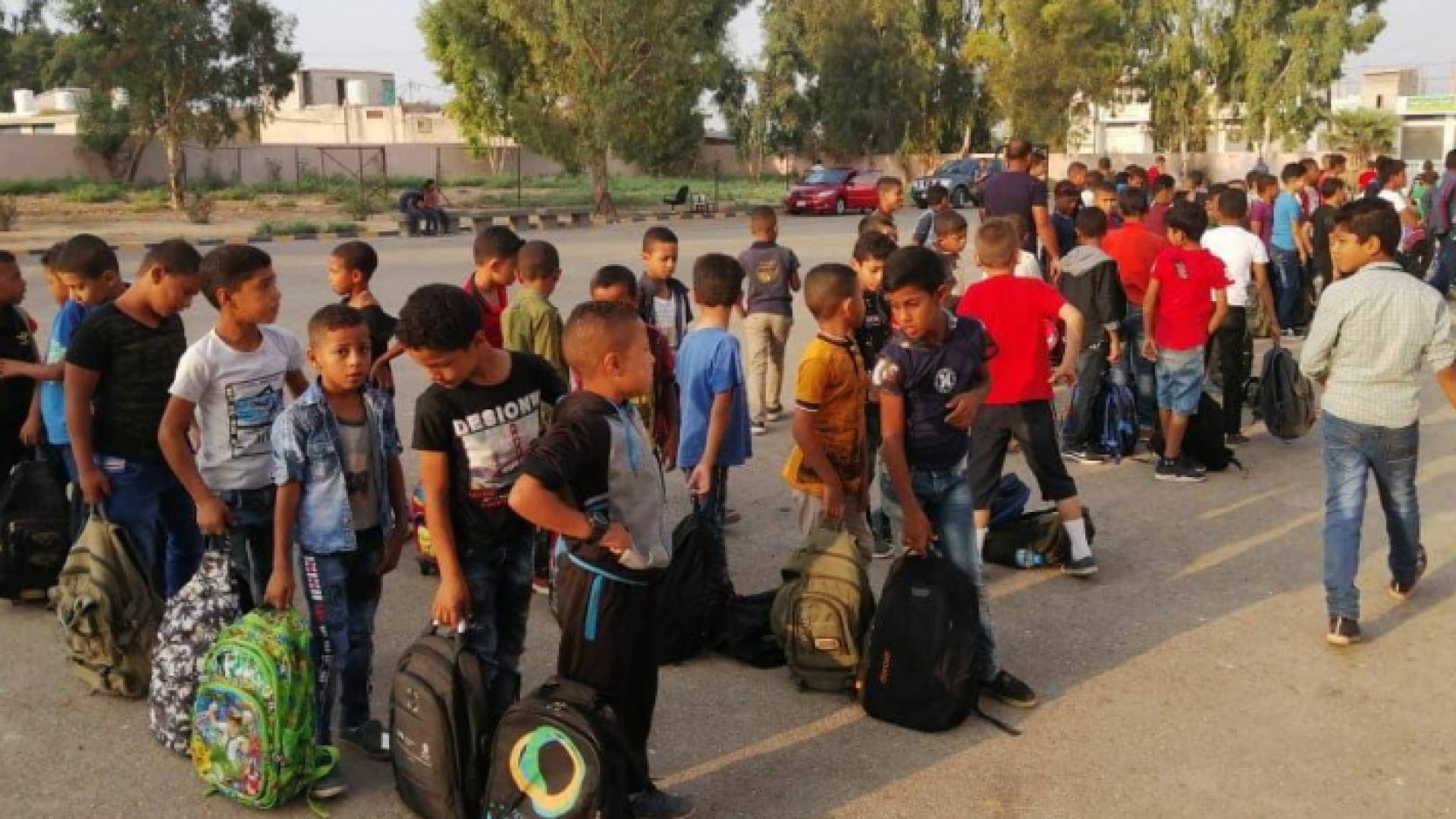 ما يزال الإضراب في المدارس الحكومية مستمرًا وأعداد قليلة التزمت بالدوام