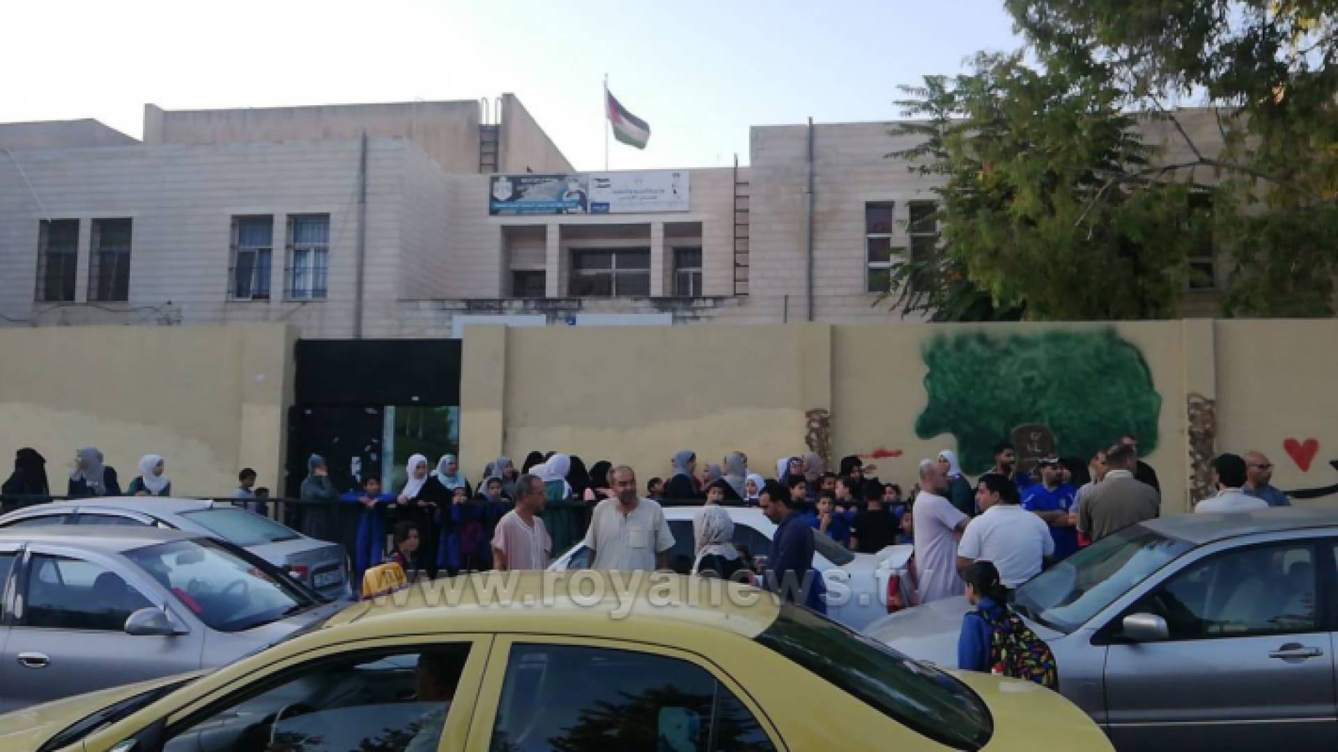 من أمام احدى المدارس بالعاصمة عمان