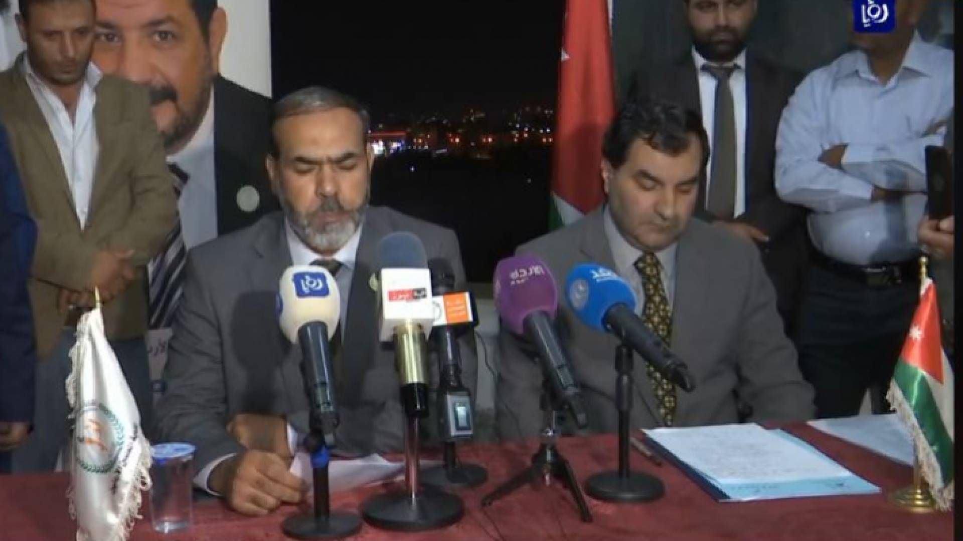 نائب نقيب المعلمين ناصر المناصرة اثناء حديثه في المؤتمر