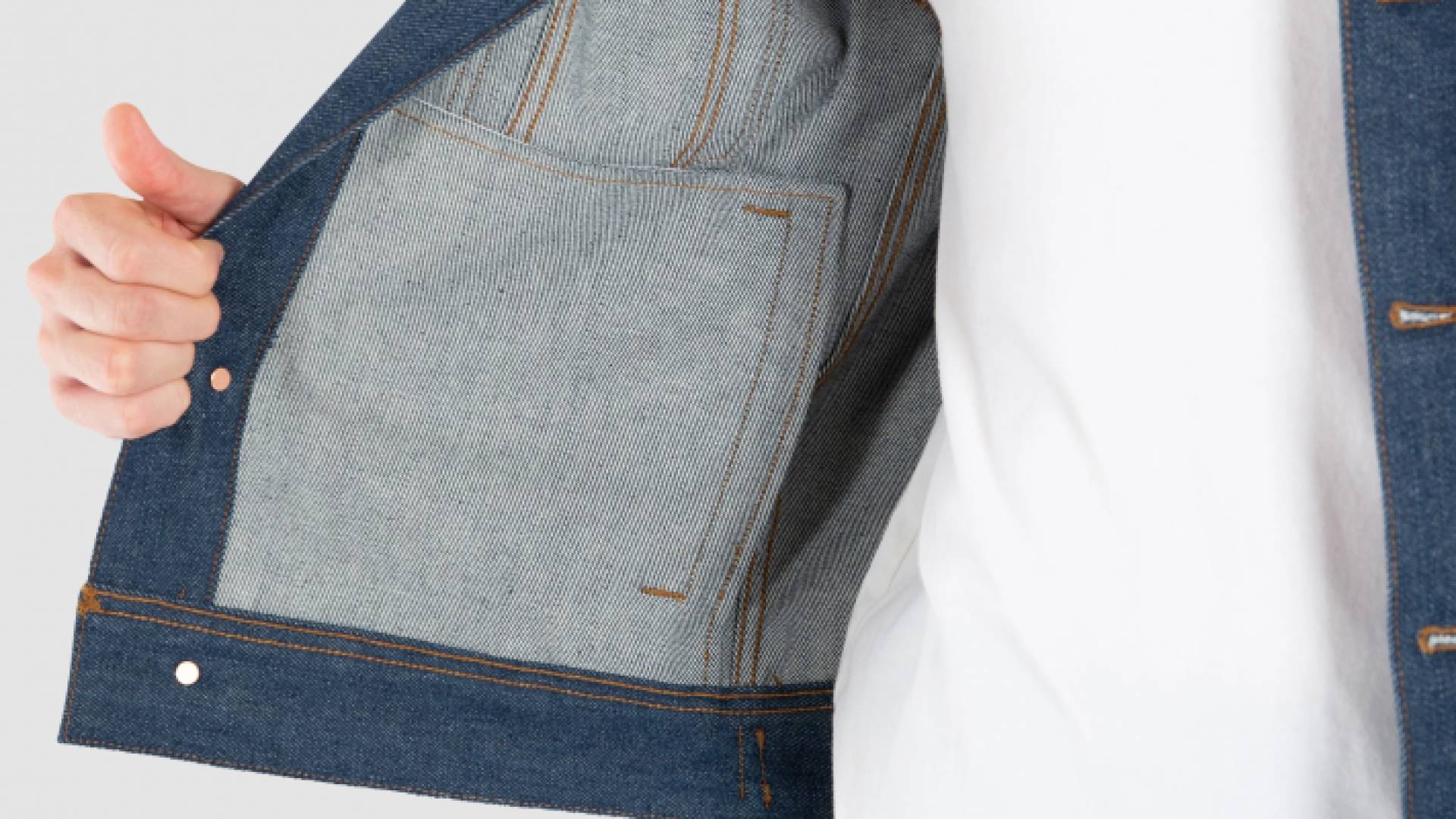 يتم التحكم في كل شيء عن طريق لوحة اللمس في طرف الكم الأيسر قرب الكف