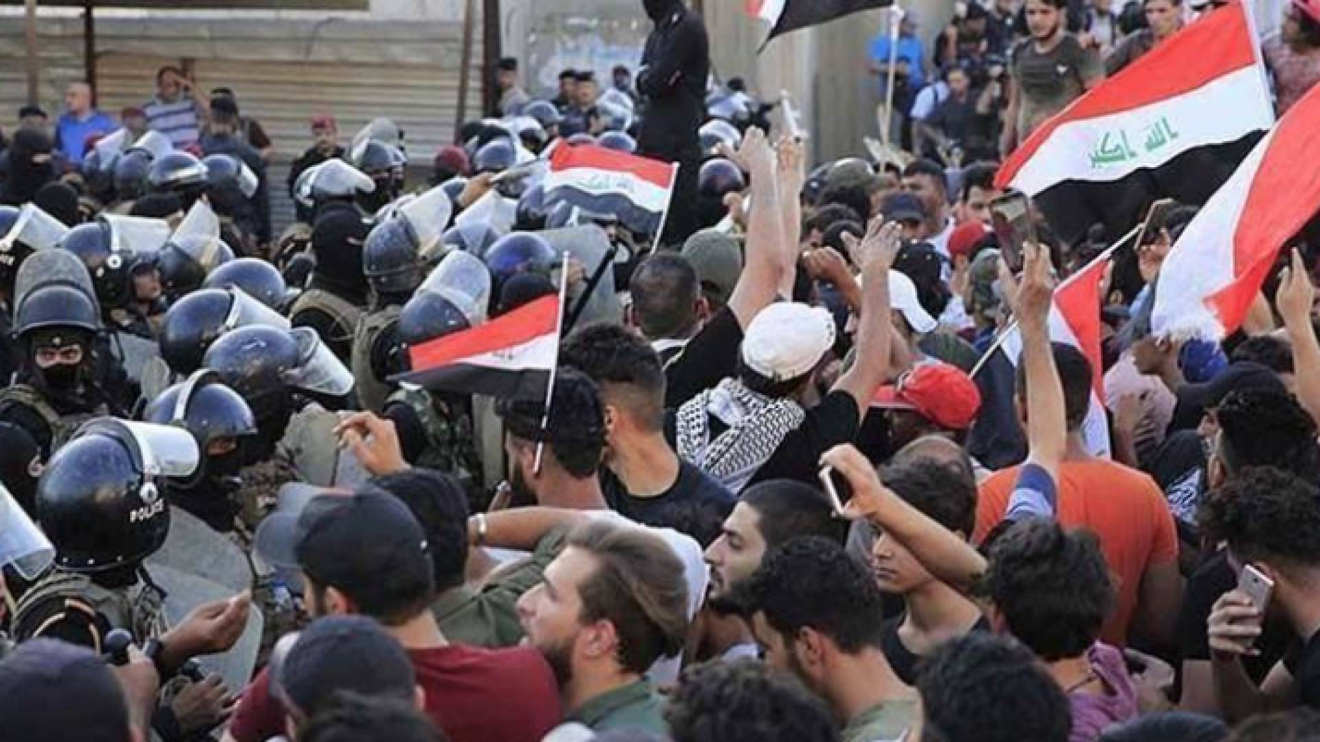 المئات من العراقيين يتظاهرون وسط بغداد للمطالبة بالإصلاح