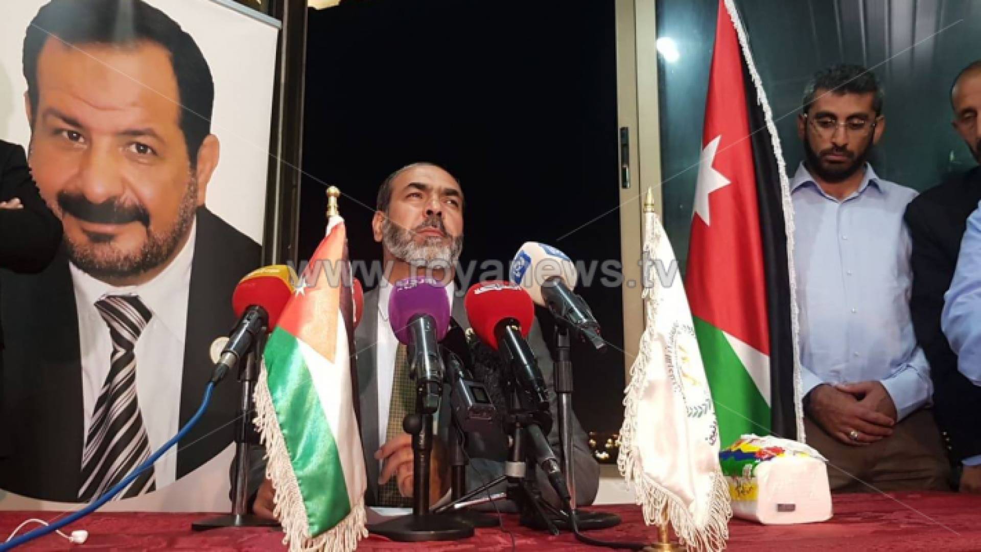 نائب نقيب المعلمين ناصر النواصرة خلال المؤتمر الصحفي الذي عقده مساء الأربعاء