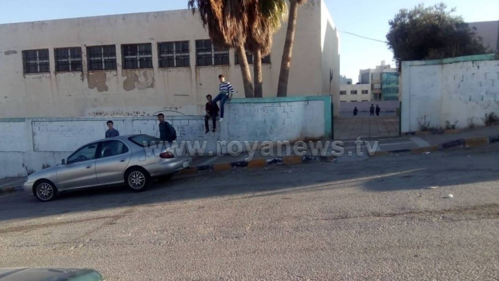 الطلبة على أسوار مدارسهم صباح الاربعاء