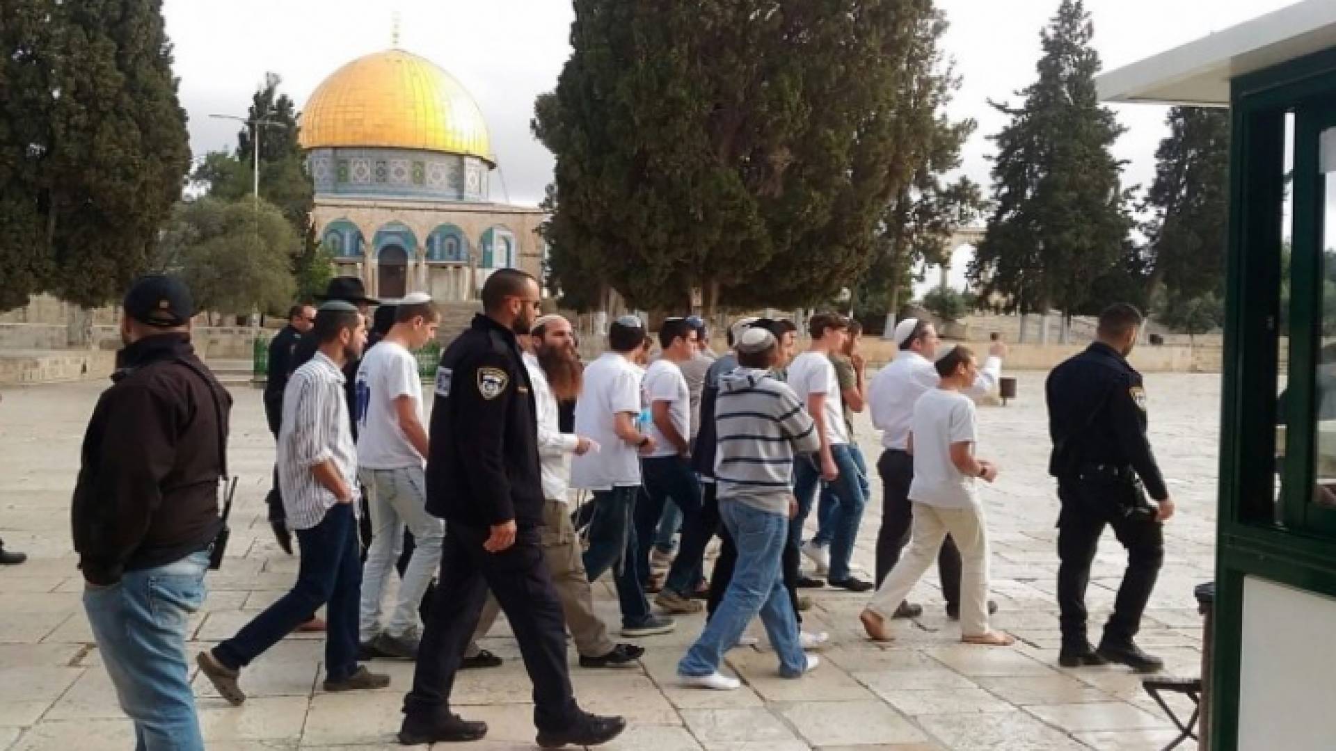 مستوطنون يقتحمون باحات الأقصى