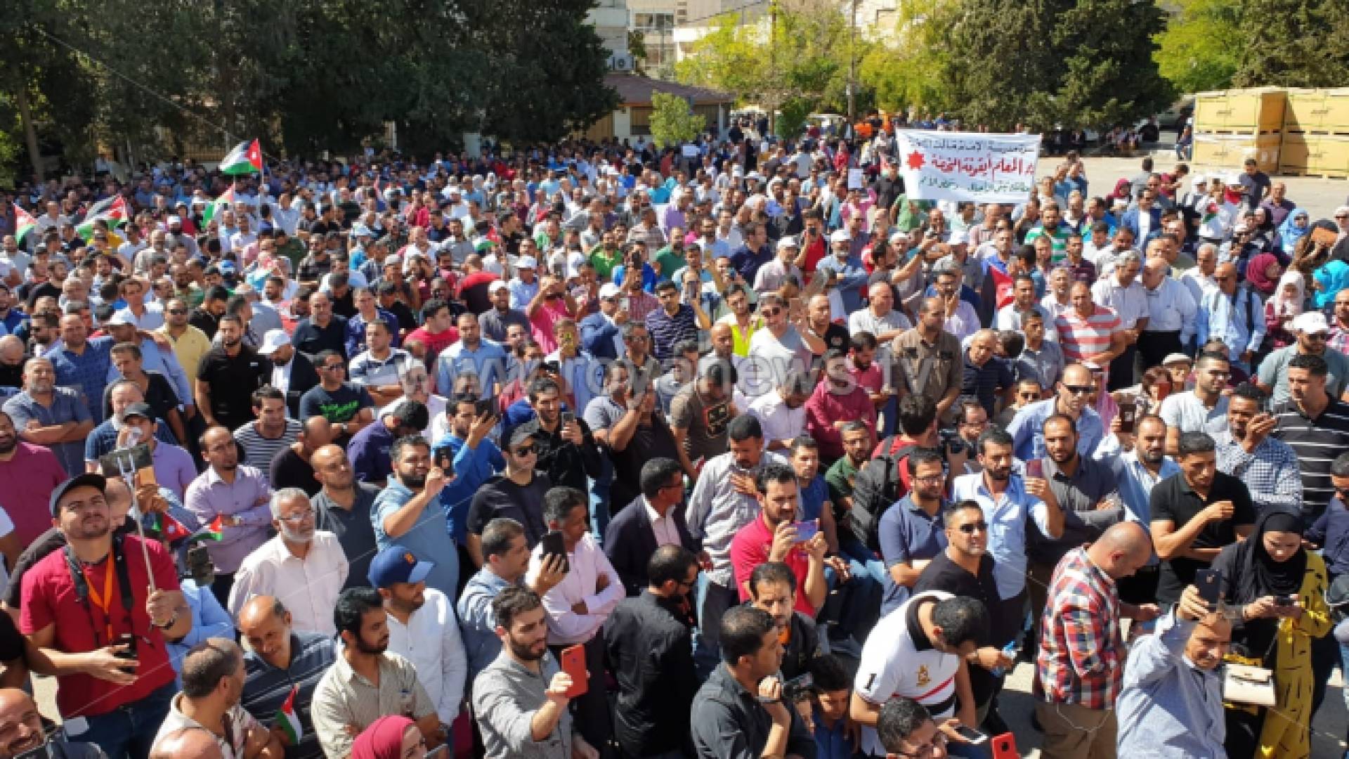 من امام مجمع النقابات