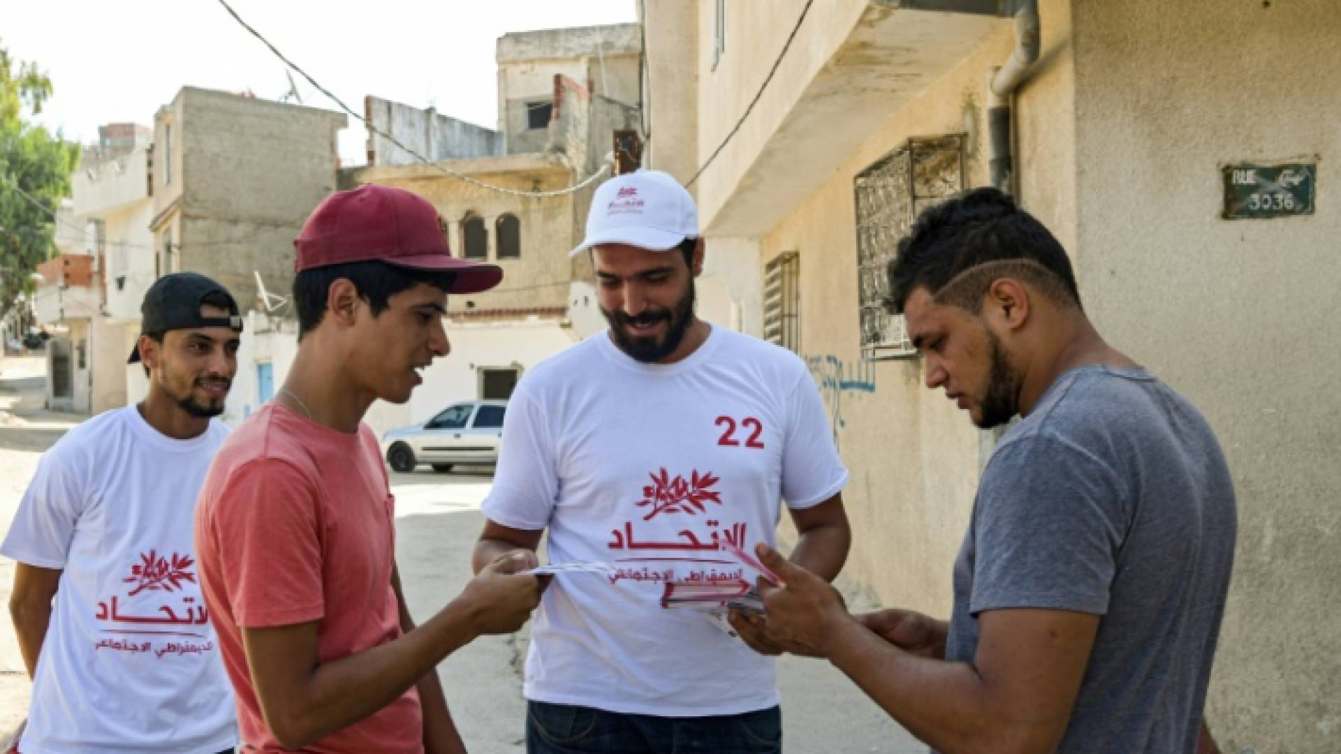 رجل يوزع منشورات انتخابية في العاصمة تونس في 2 تشرين الأول 2019.