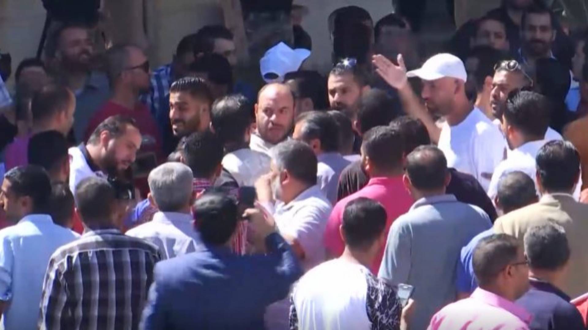 صورة من لحظة الاعتداء على كادر قناة "رؤيا"