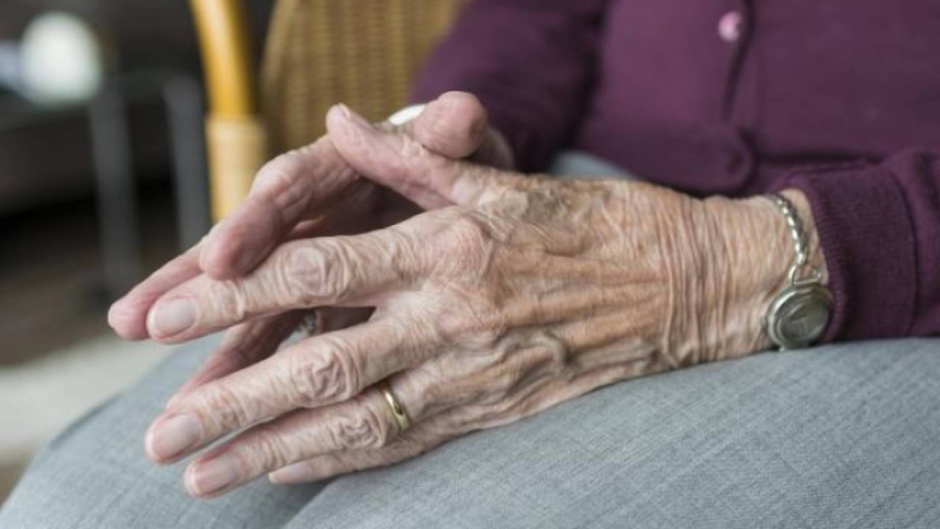 مسنة - تعبيرية