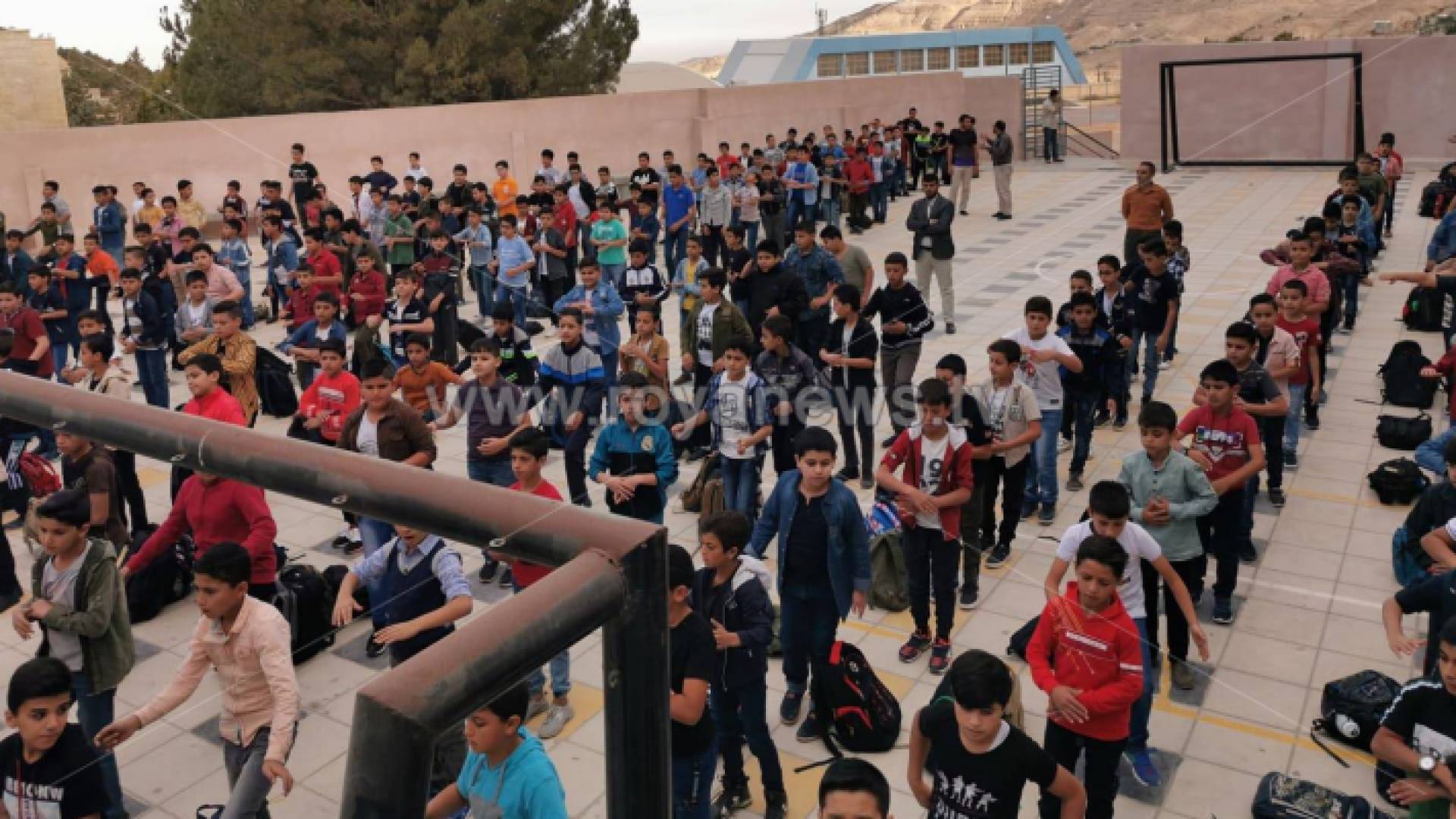 طوابير الطلبة في احدى المدارس الحكومية