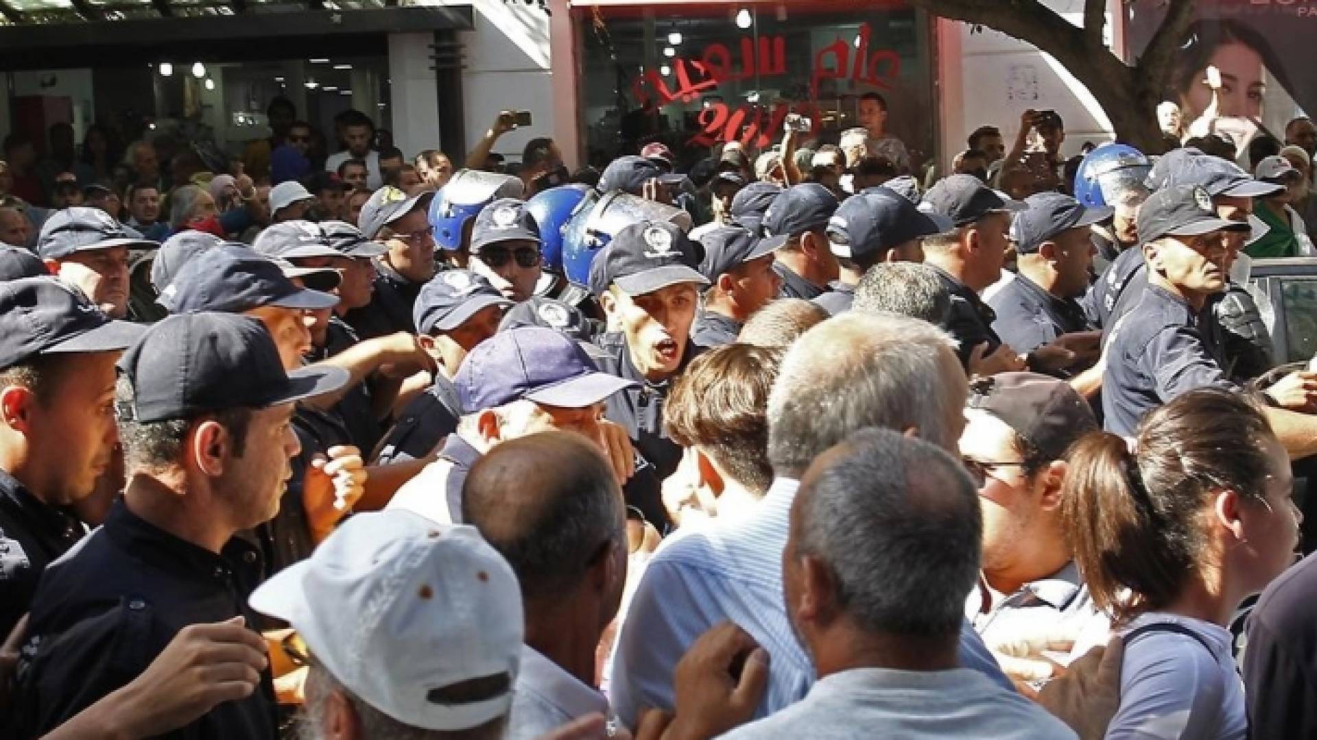 الشرطة الجزائرية تمنع الطلاب من التظاهر - ا ف ب