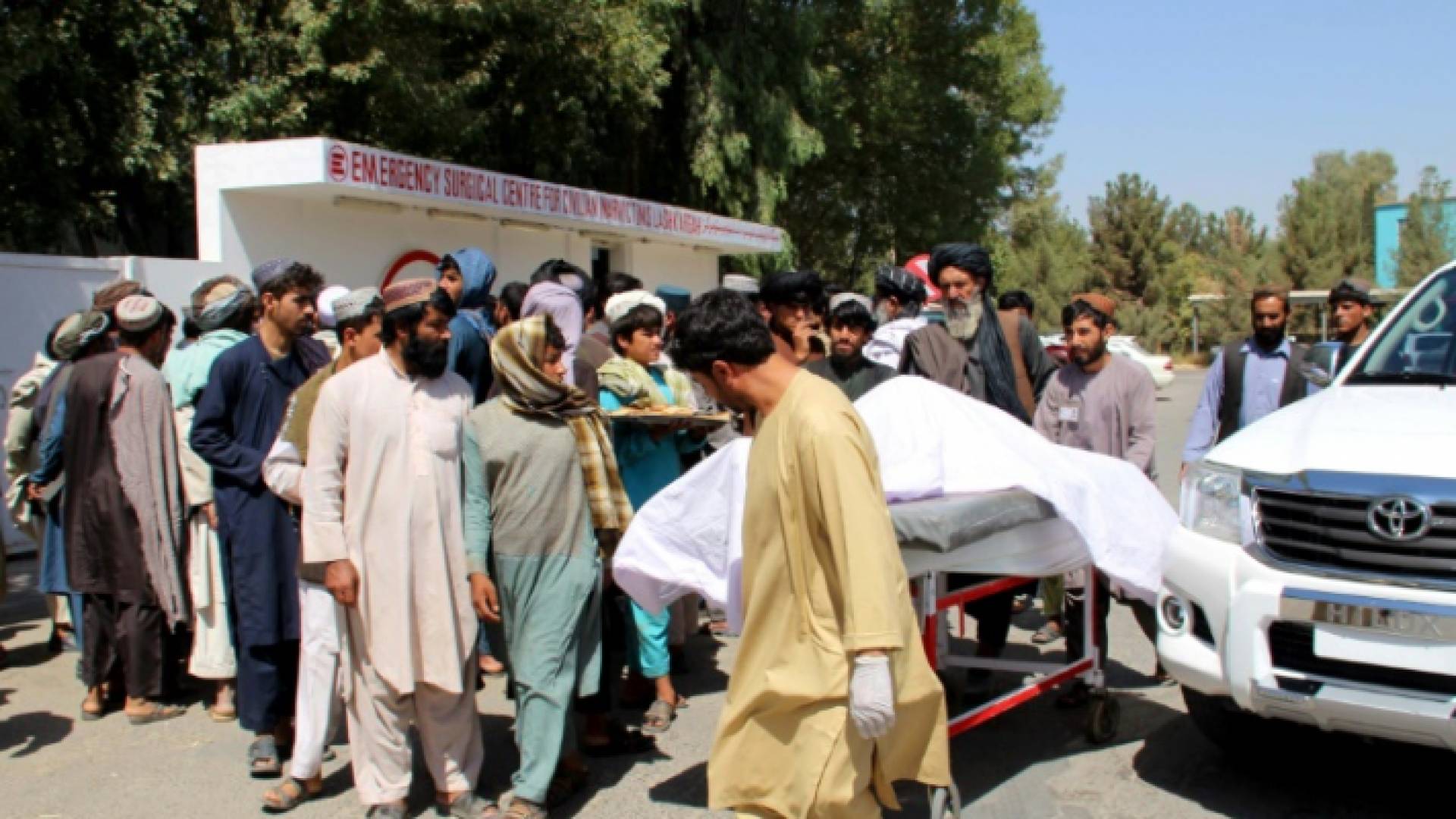 قرويون أفغان ينقلون جثة قتيل قضى في ضربة جوية في لشكركاه عاصمة ولاية هلمند