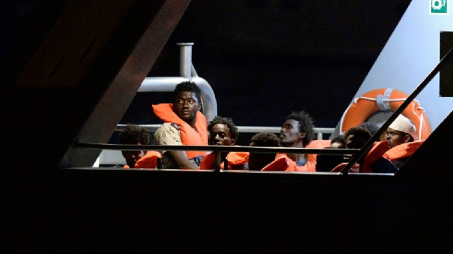 مهاجرون تم انقاذهم على سفينة المانية تدعى "الان كوردي" على شواطئ مالطا