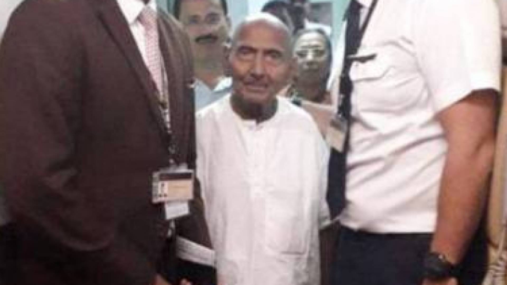 مسافر مواليد 1896 يصدم موظفي الجوازات