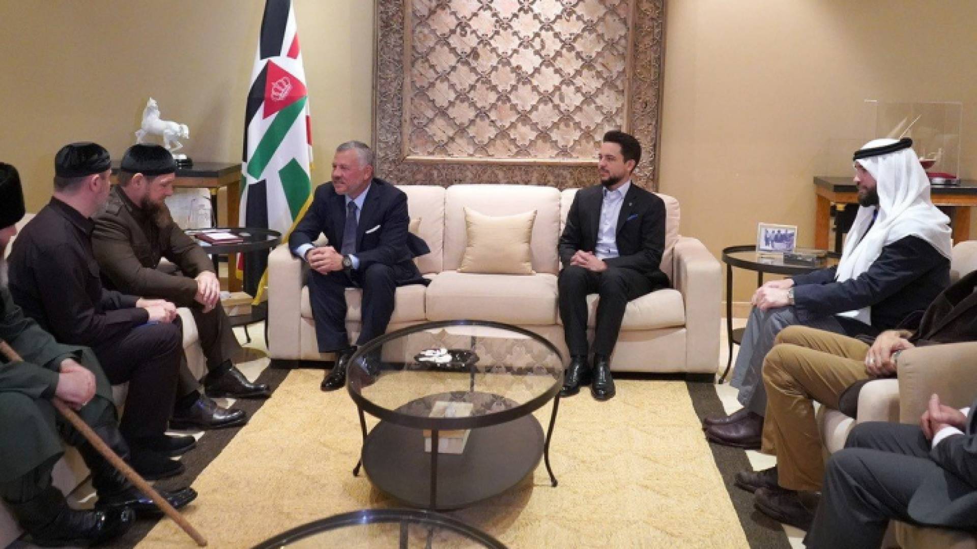 الملك يلتقي بحضور ولي العهد رئيس جمهورية الشيشان رمضان قديروف