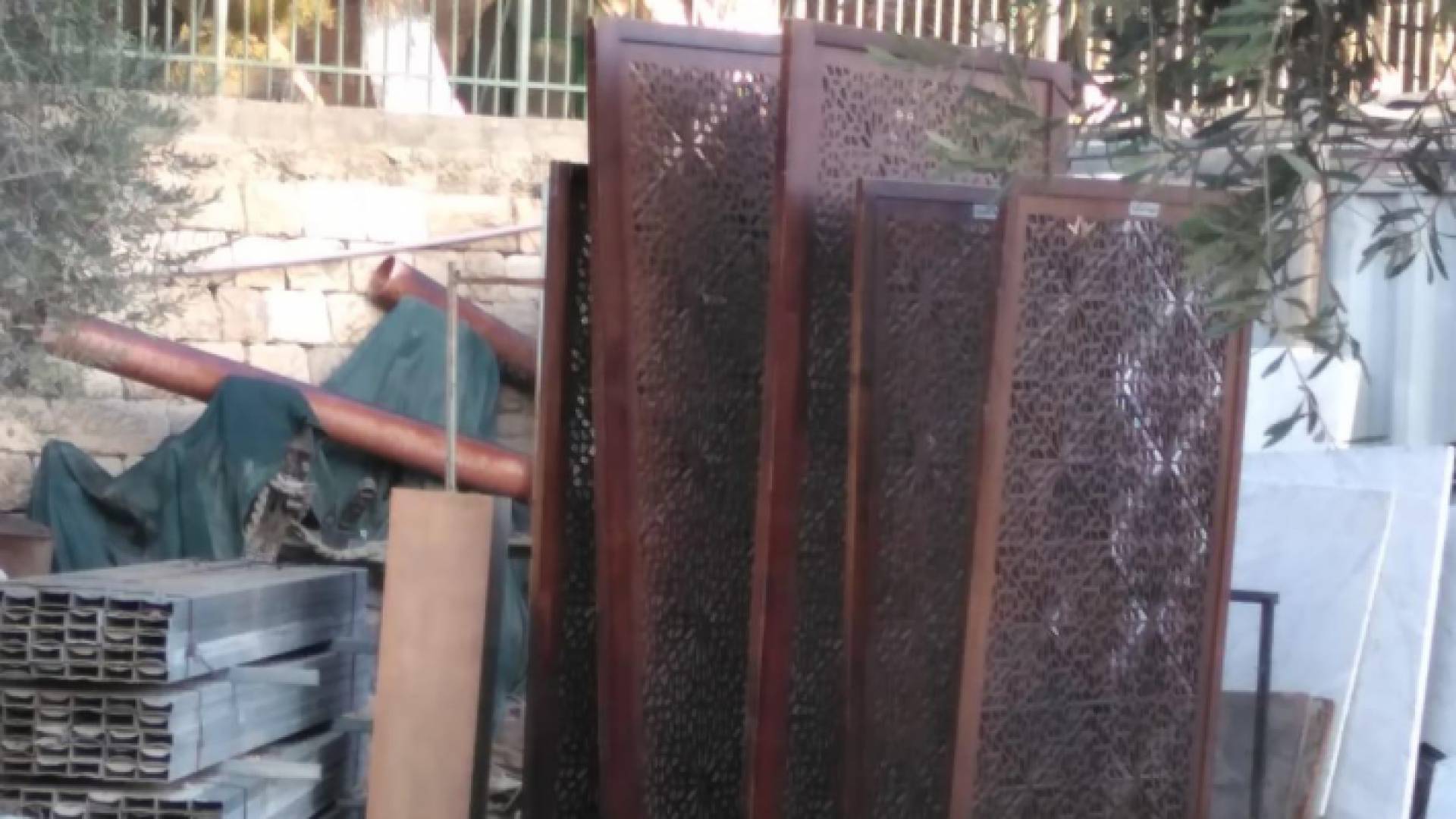 من الاقتحام