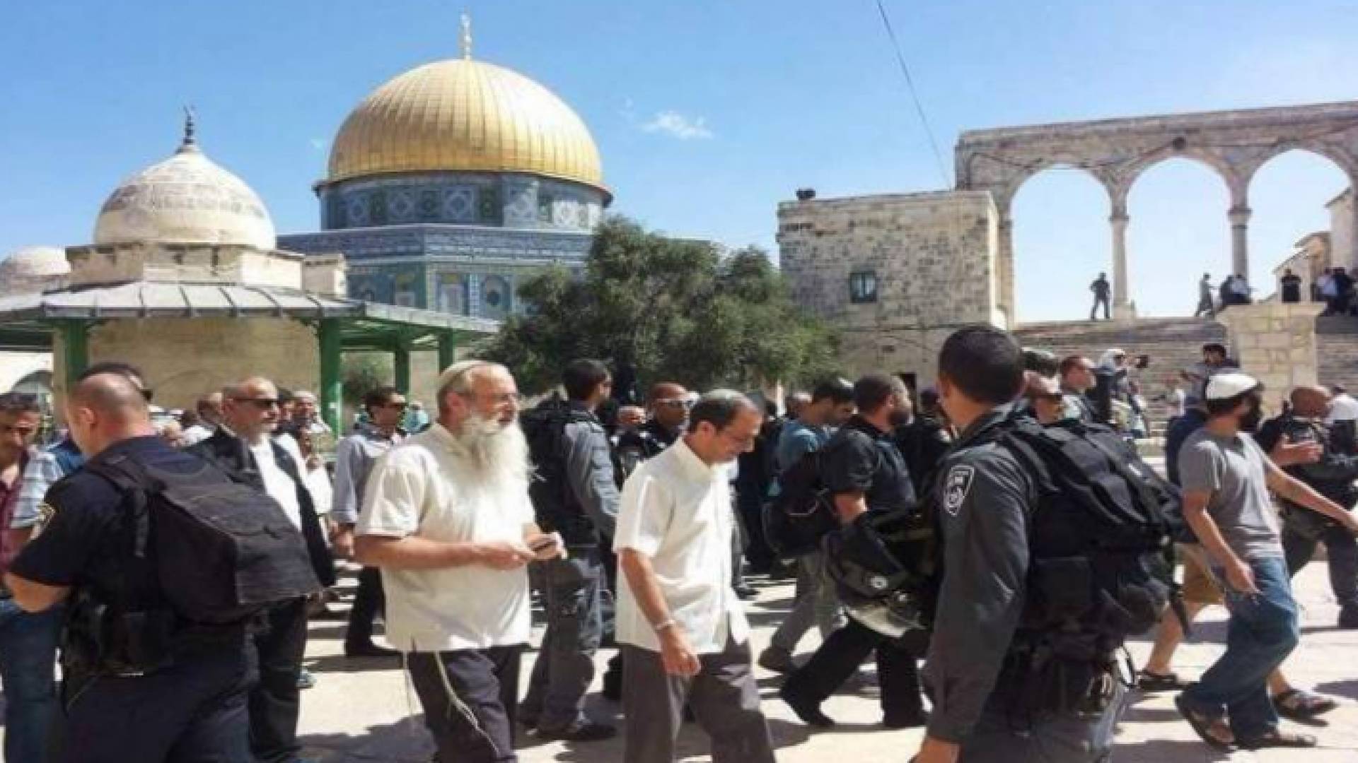عشرات المستوطنين يقتحمون باحات الأقصى تحت حماية شرطة الإحتلال