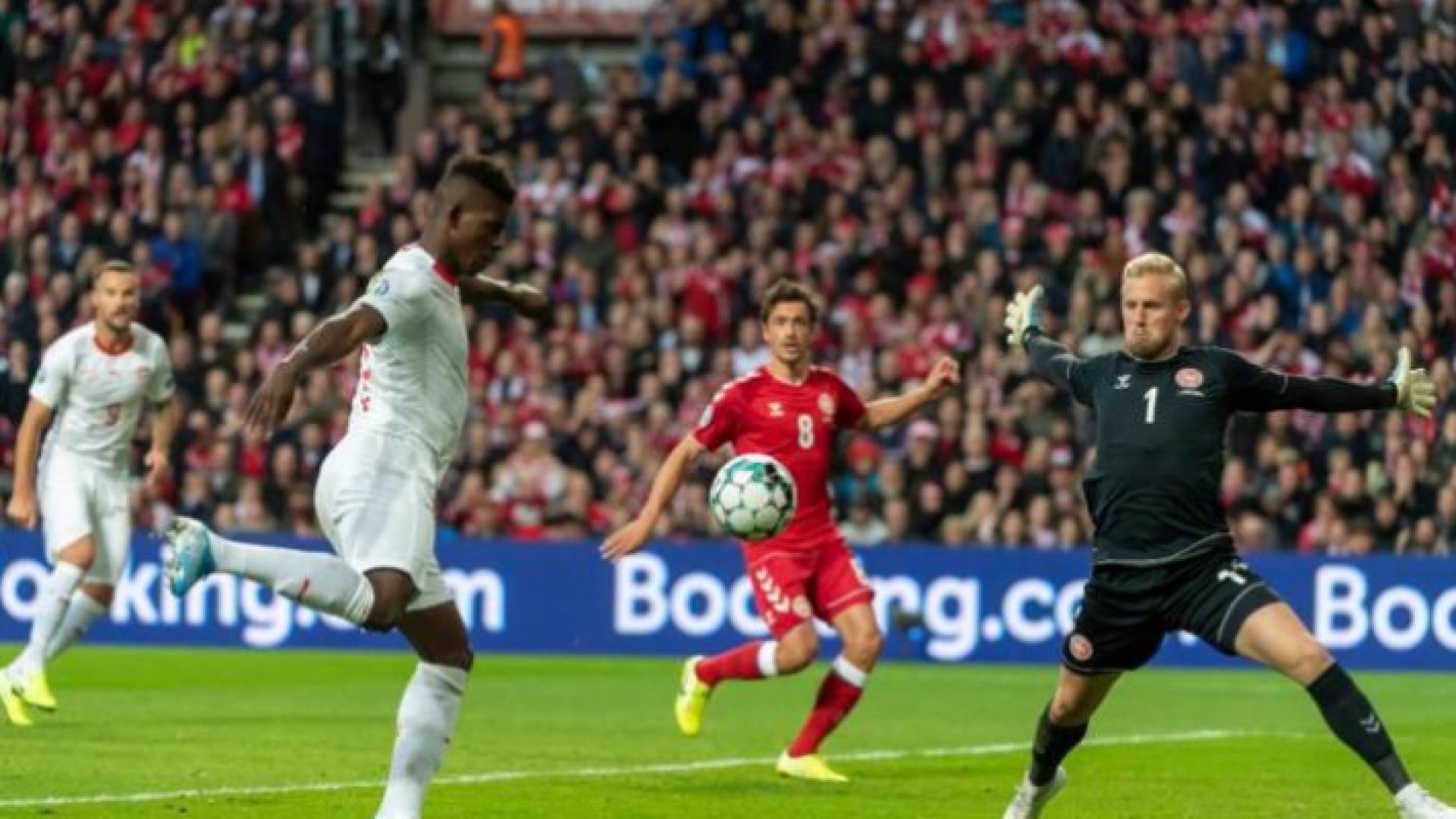 جانب من مباراة الدنمارك وسويسرا