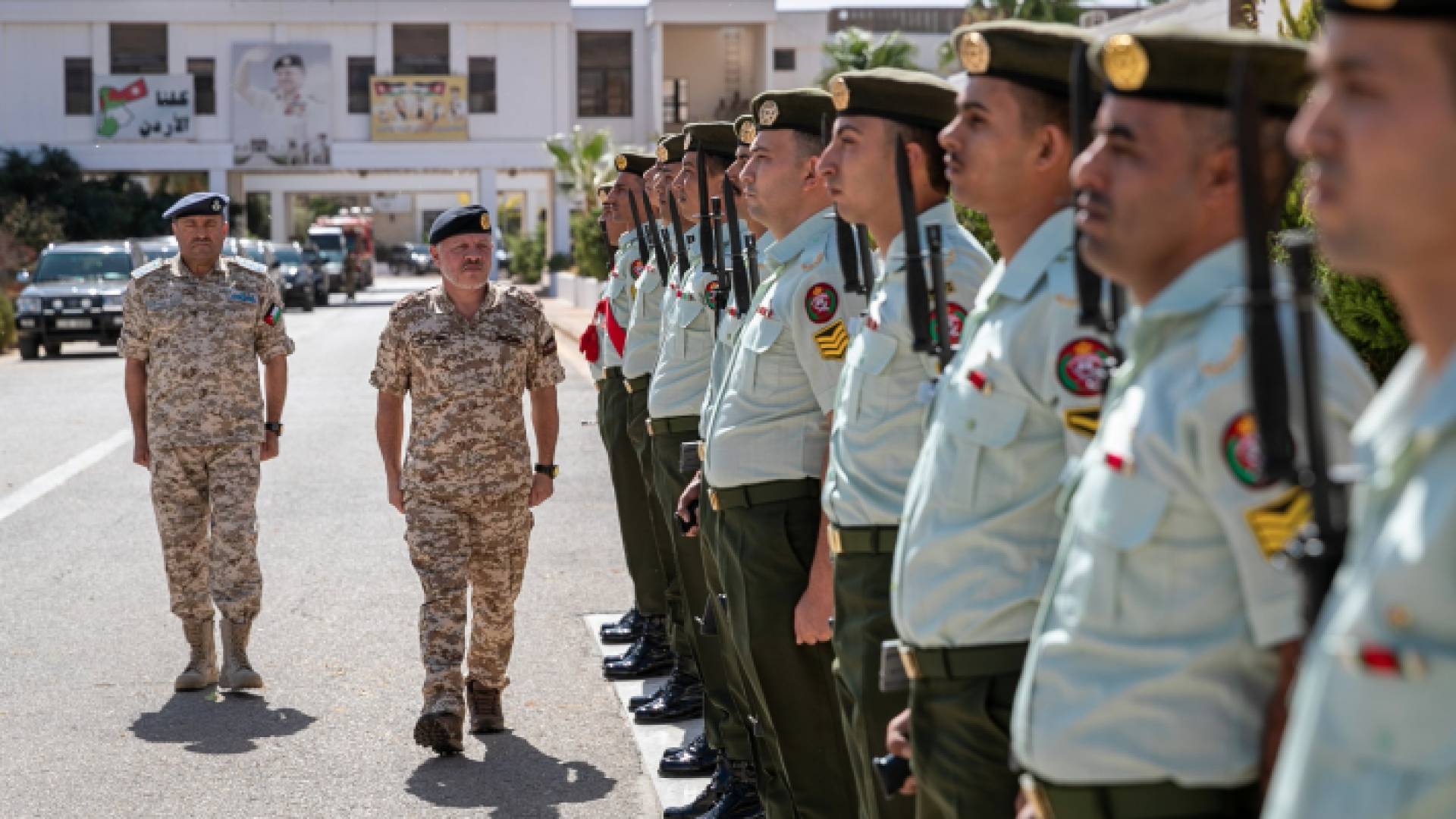 الملك يزور كليتي القيادة والأركان والدفاع الوطني
