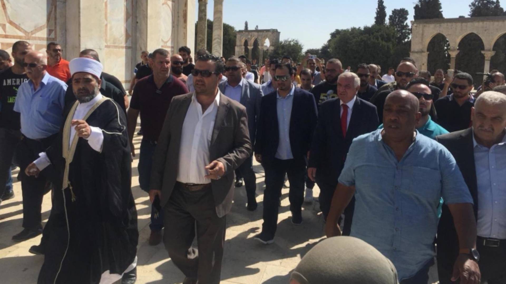 بعثة المنتخب السعودي تؤدي الصلاة في المسجد الأقصى