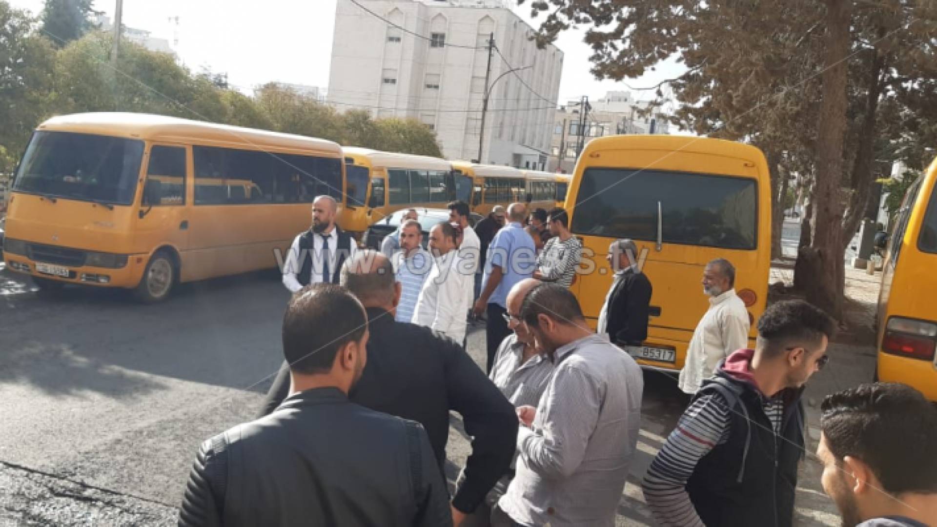 اعتصام لأصحاب باصات نقل الطلاب أمام وزارة النقل