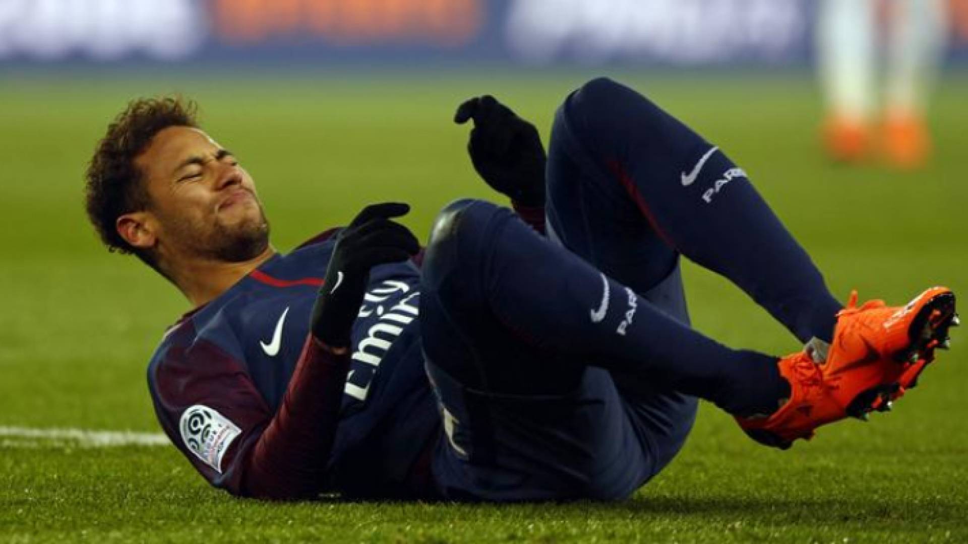 باريس سان جيرمان يعلن غياب نيمار أربعة أسابيع بسبب الإصابة