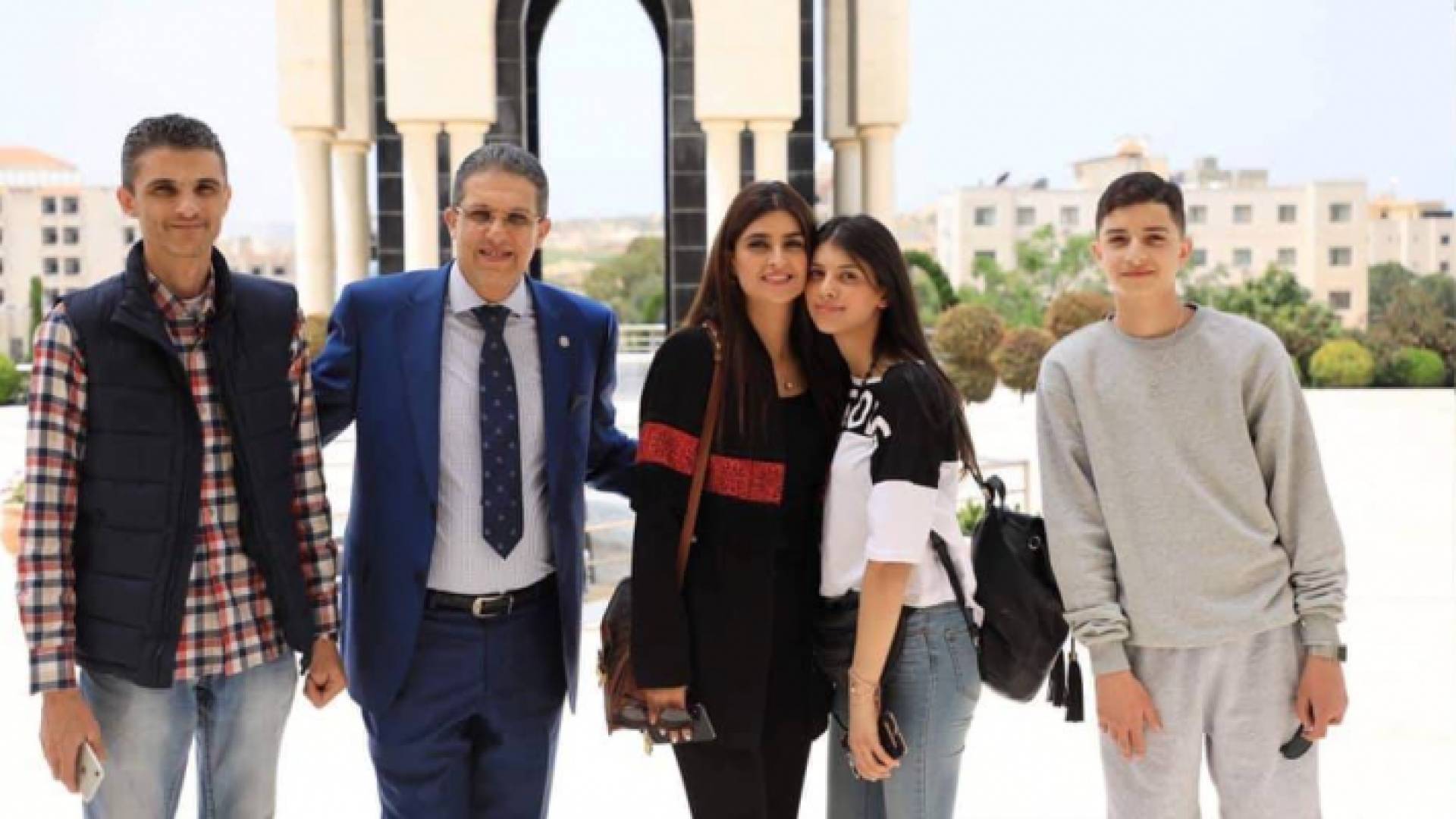 علا الفارس وأشقائها