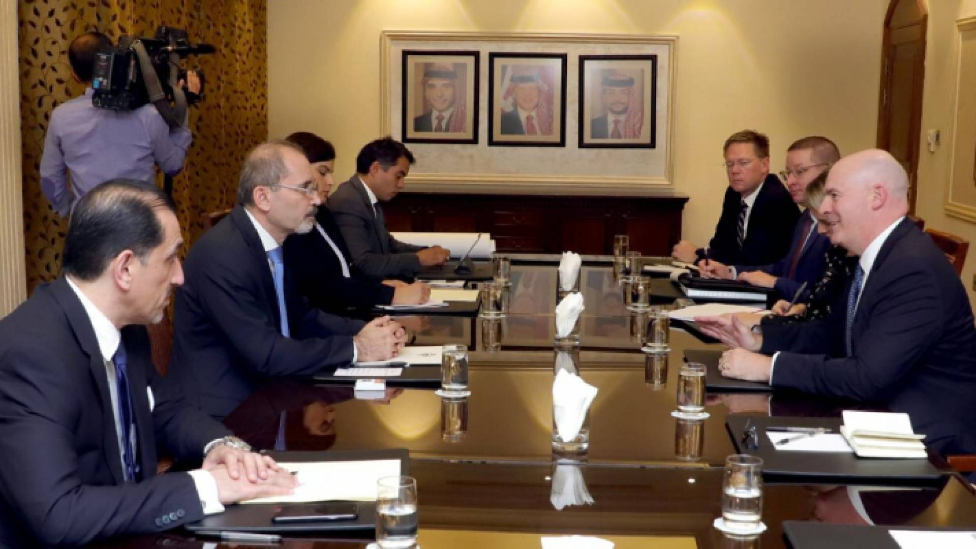 الصفدي يلتقي مساعد وزير الخارجية الأمريكي للشؤون السياسية والعسكرية