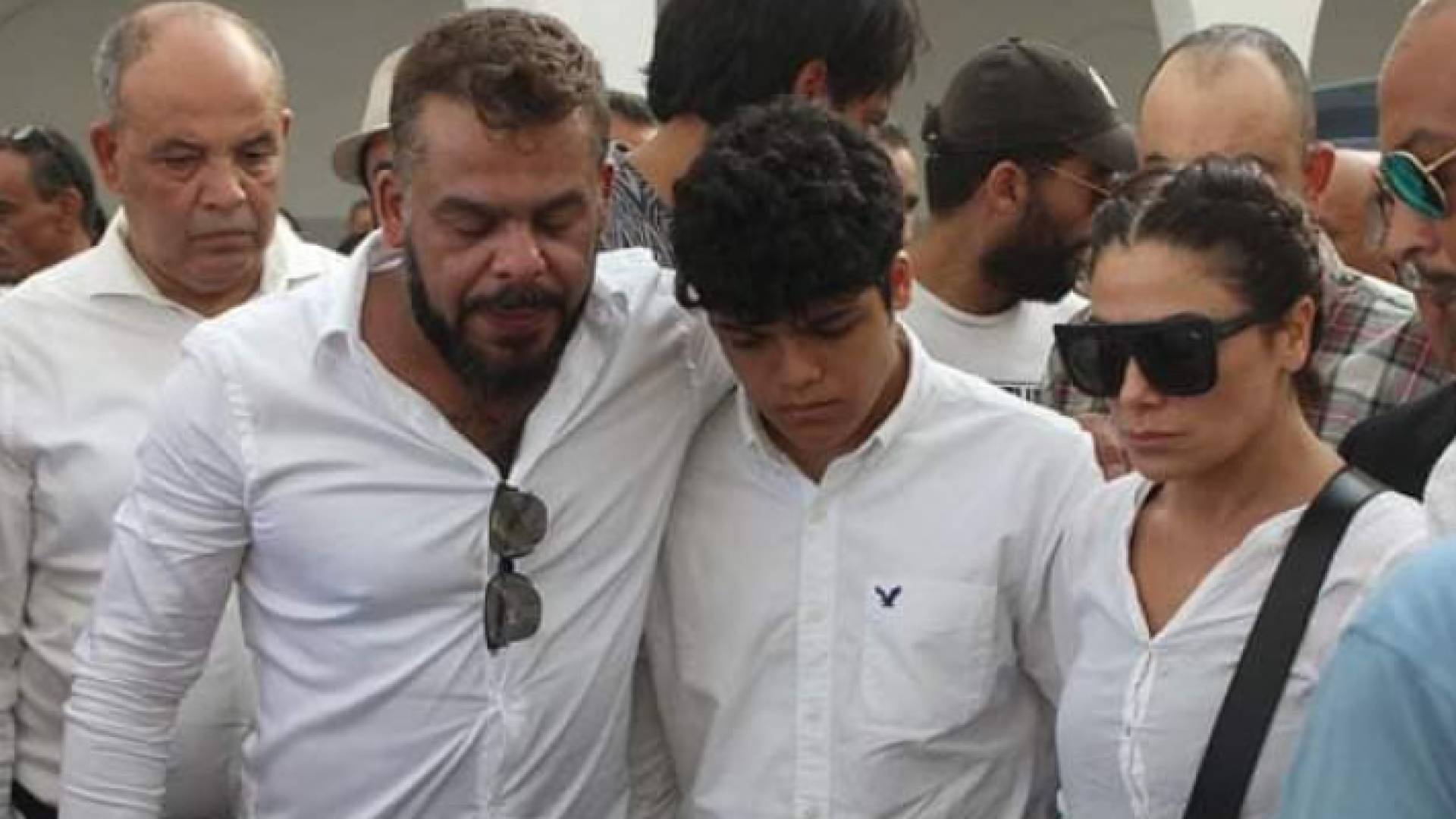 جانب من مشاركة الفنانة مبارك بجنازة المرحوم الماجري