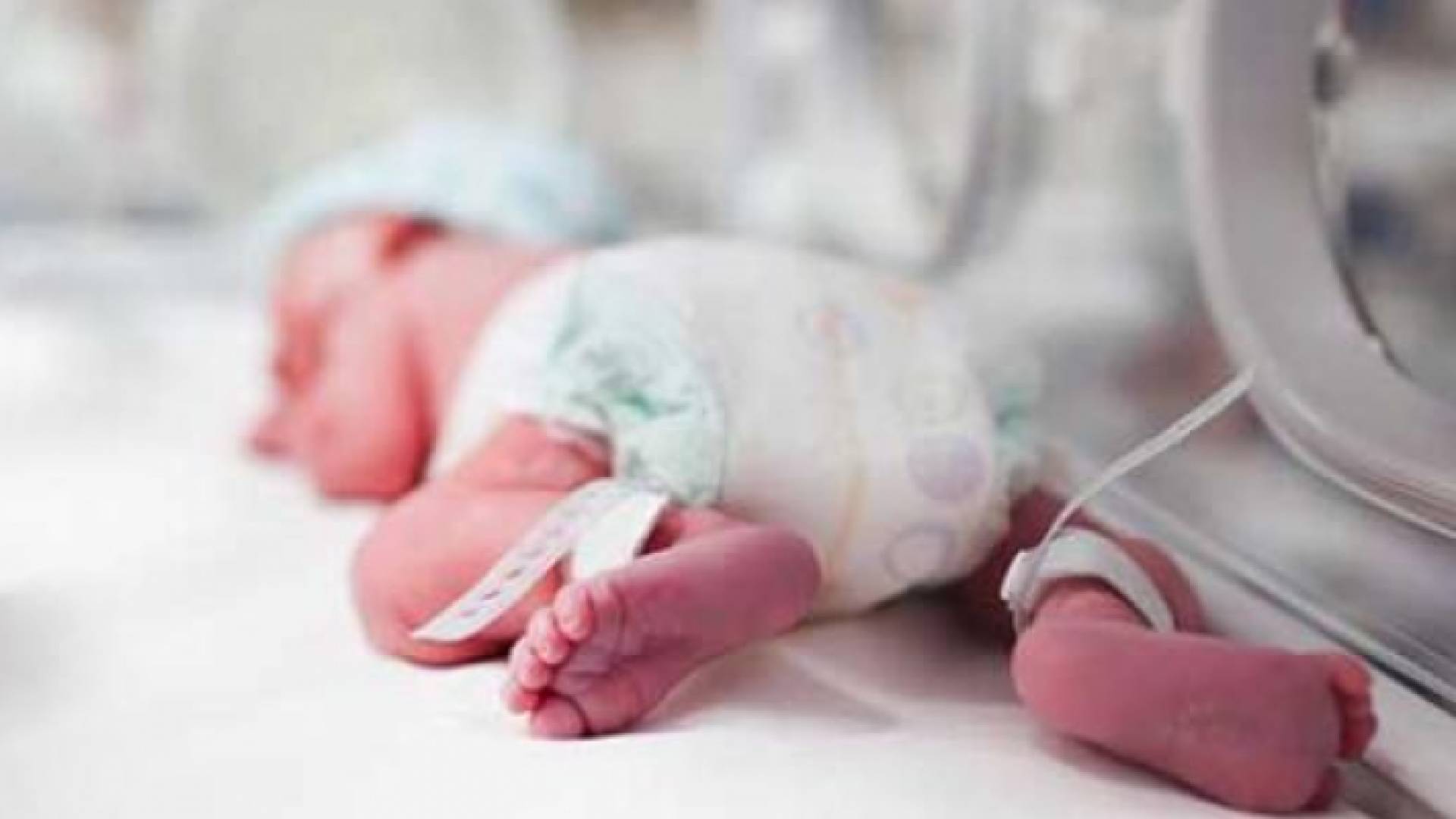 طفلة رضيعة تتلقى العلاج