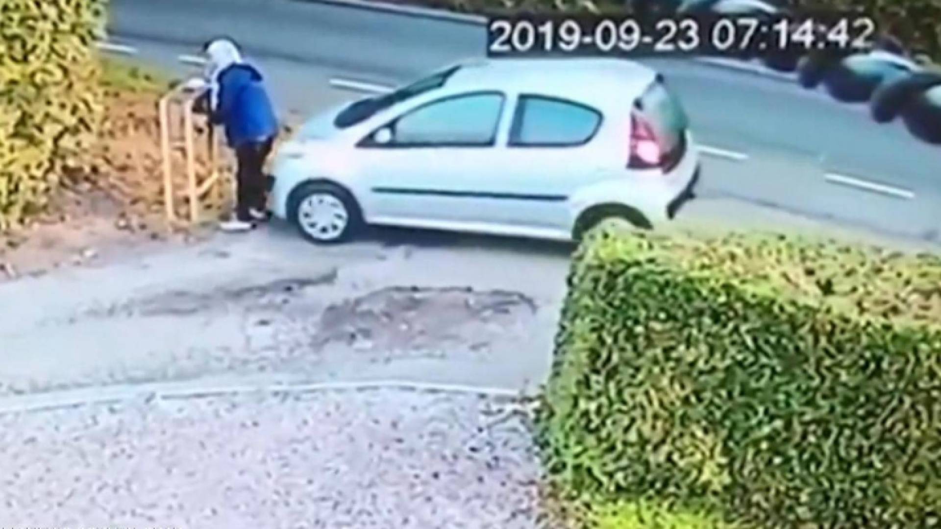 سيارة فارغة تدهس صاحبتها في بريطانيا