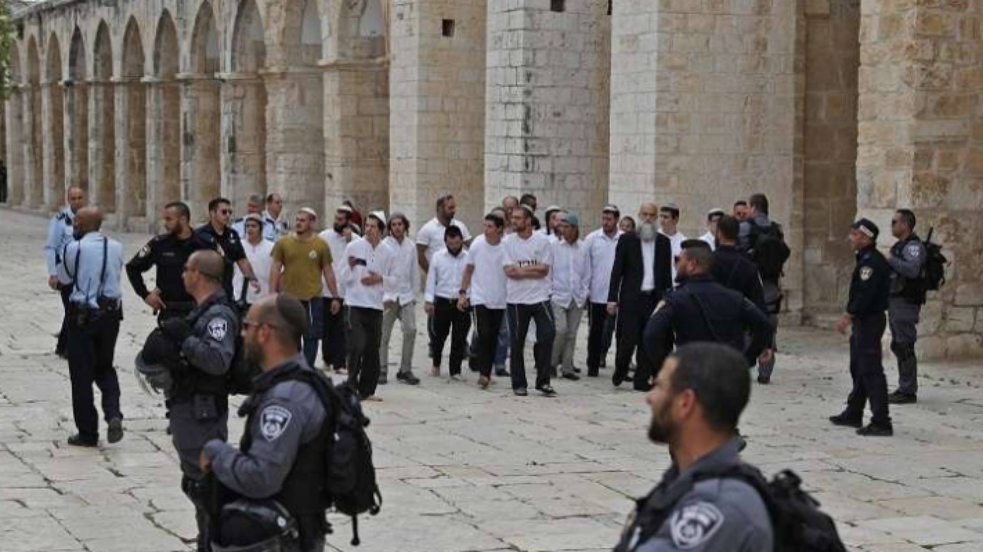 عشرات المستوطنين يقتحمون المسجد الأقصى