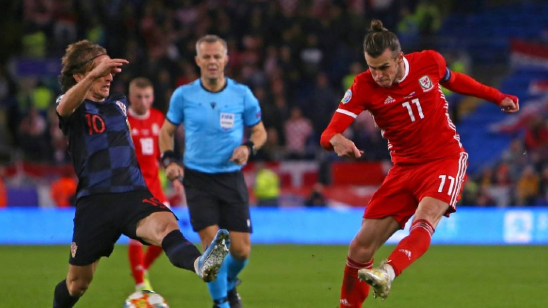 يتخوف ريال مدريد من غياب بيل (يمين) ومودريتش (يسار) عن الكلاسيكو المنتظر ضد برشلونة