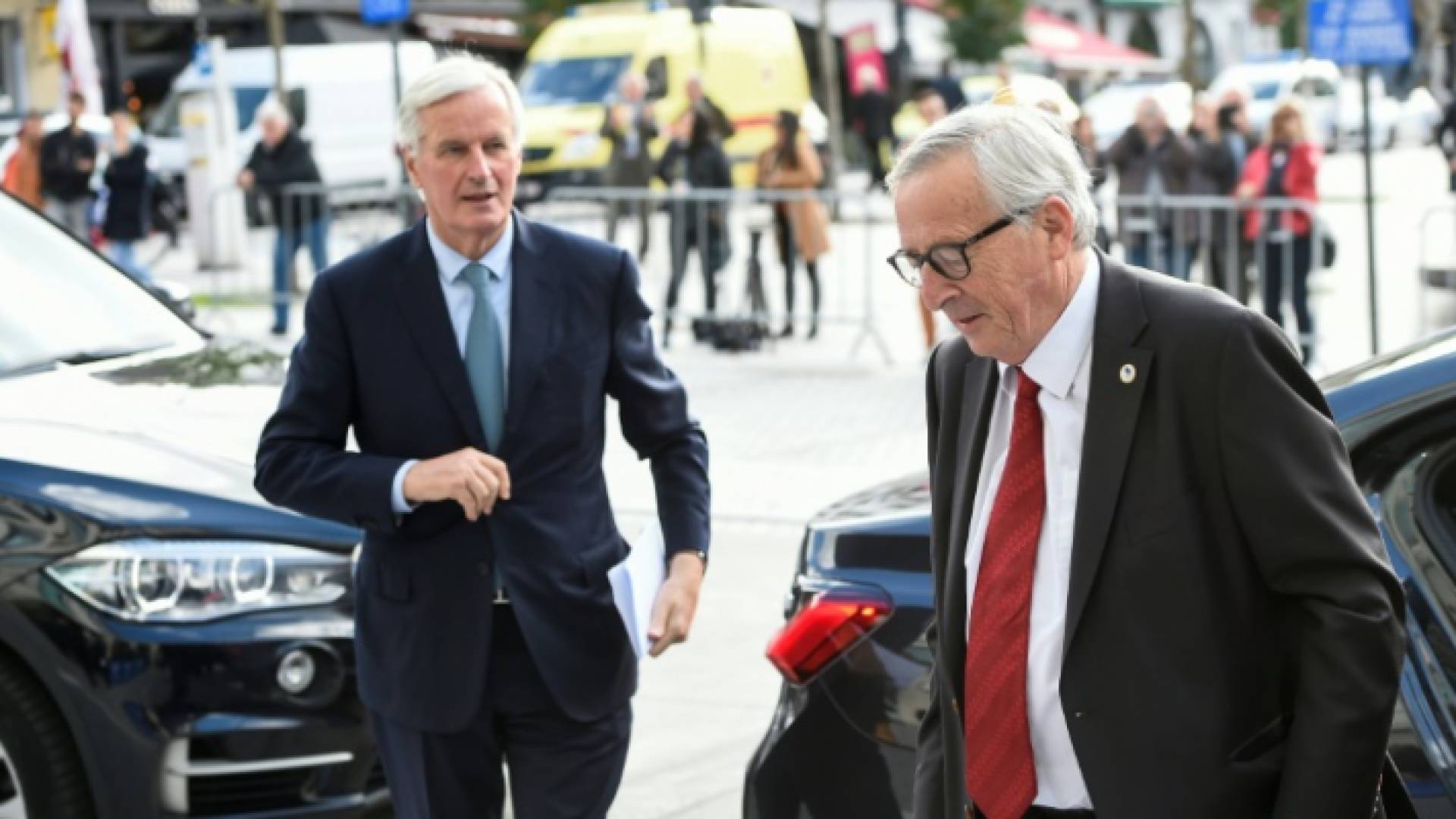 رئيس المفوضية الأوروبية جان كلود يونكر (إلى اليمين) وكبير مفاوضي الاتحاد الأوروبي ميشال بارنييه