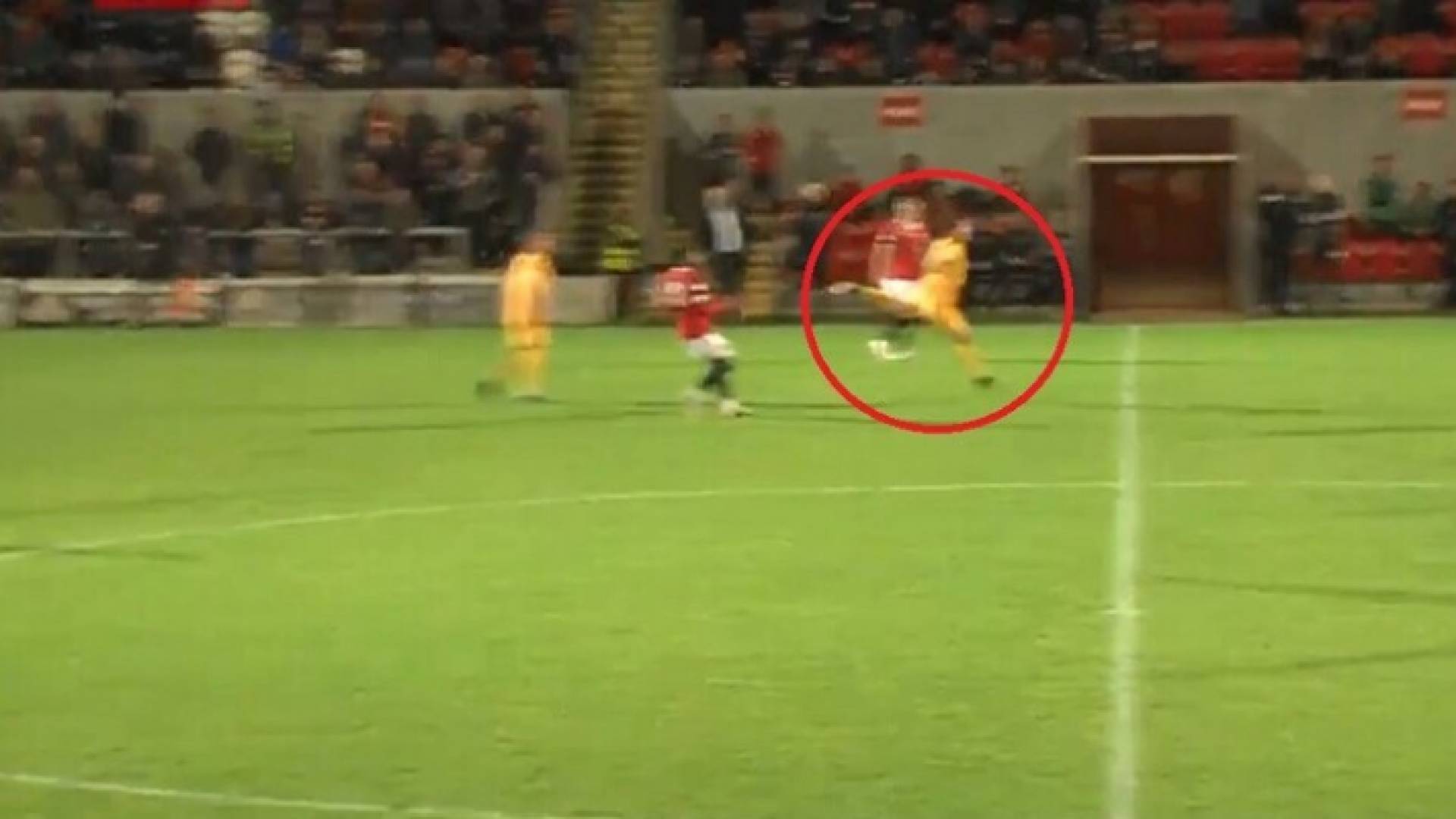 هدف نادر بضربة رأسية من منتصف الملعب