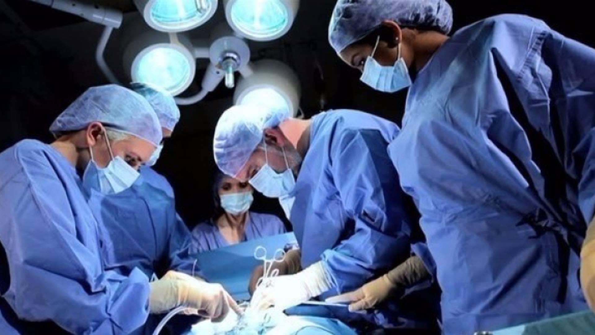 عملية تجميل تحرم صينية من إغلاق عينيها