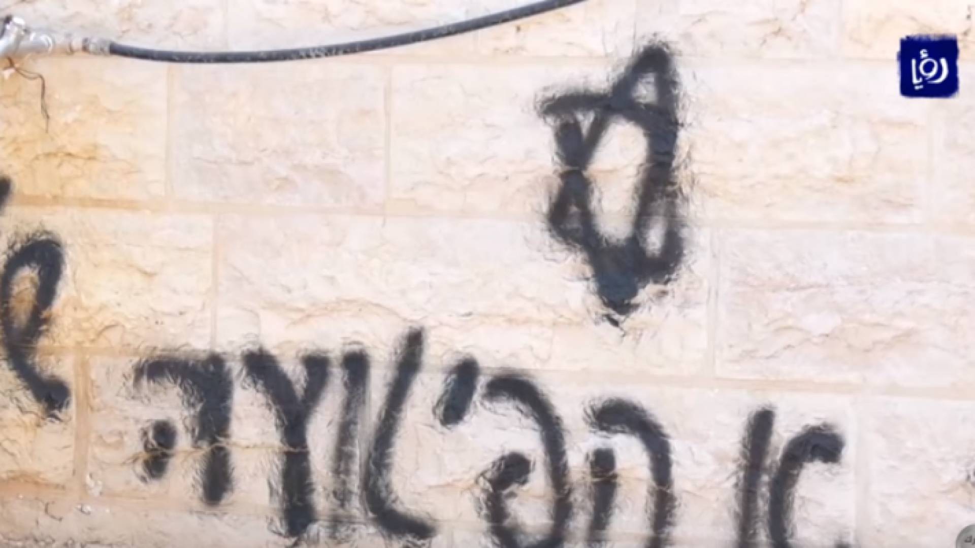 مستوطنون يقتحمون قرية دير عمار ويعتدون على ممتلكات السكان