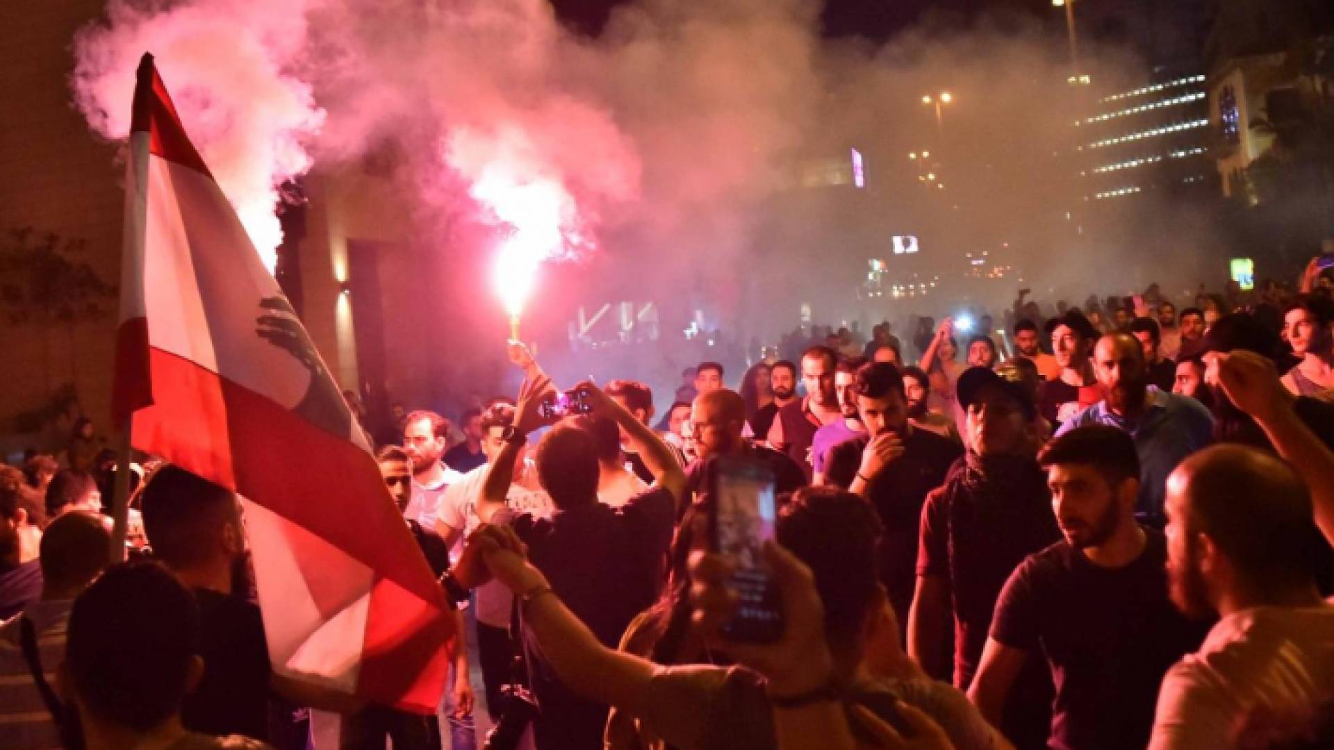 ضريبة "الواتسآب".. الشرارة التي أشعلت الشارع اللبناني